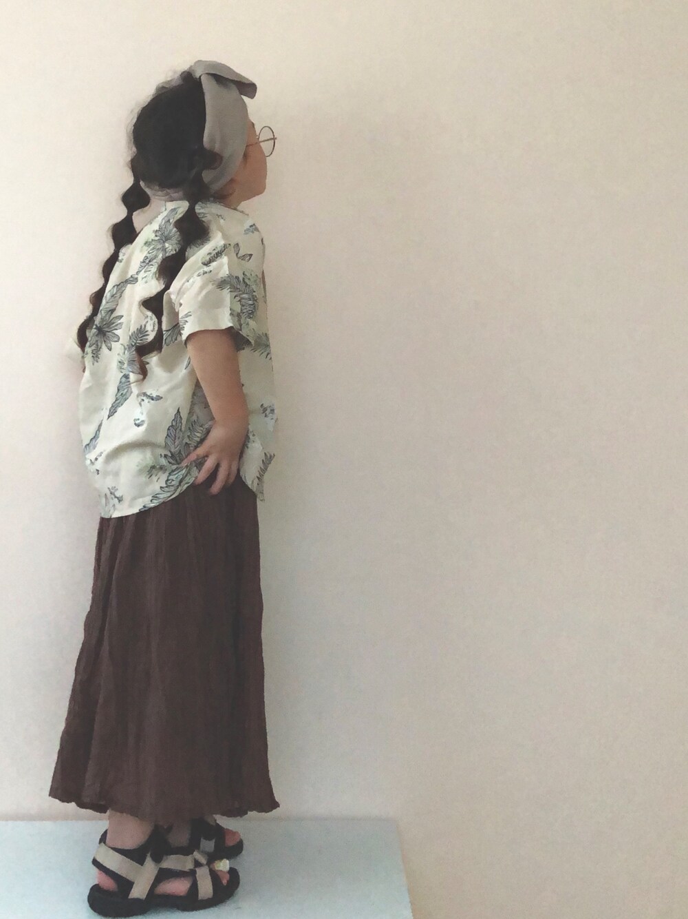 「ティピーコーデ、スカーチョ、アロハシャツ、柄シャツ、ヘアバンド、スポーツサンダル、ブラウンコーデ、ワントーンコーデ」｜「CIAOPANIC TYPYの【ママとおそろい】indiaボイルスカウチョ（その他パンツ、ブラウン系）」を使った、nami *さん（キッズ・100cm）の夏コーディネートの1枚目の写真