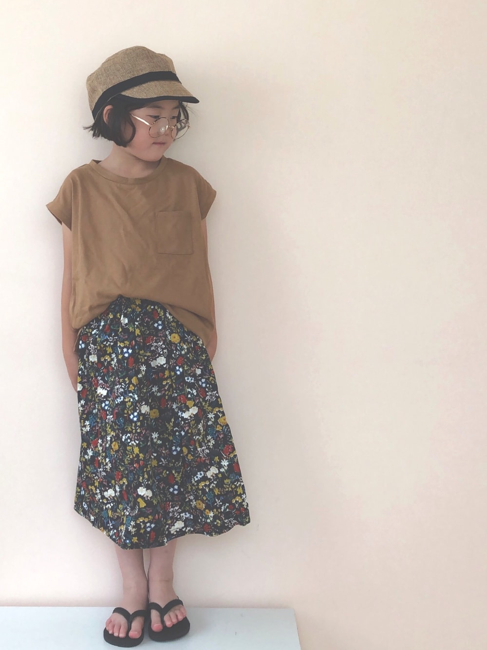 「ビーチサンダル、リンクコーデ、花柄、花柄スカート、キャメル、ザノースフェイス」｜「GLOBAL WORKの【キッズ】ノースリカットプルオーバー/840075（Tシャツ/カットソー、ベージュ系）」を使った、nami *さん（キッズ・100cm）の夏コーディネートの1枚目の写真
