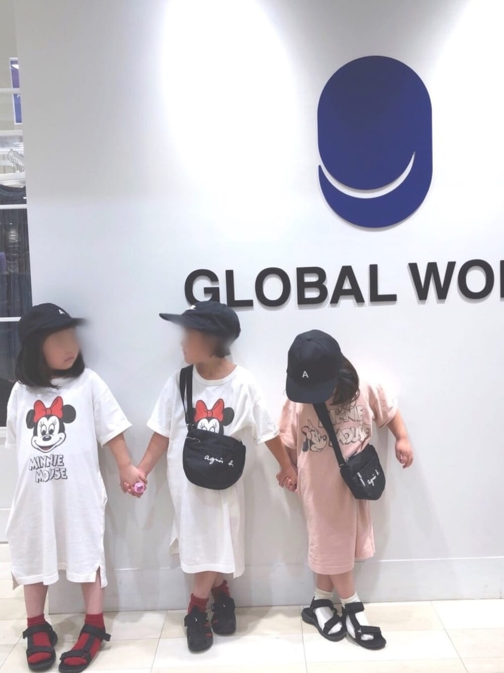 「夏コーデ、キッズファッション、リンクコーデ、ワンピース、サンダルに靴下、サンダル、キャップ」｜「GLOBAL WORKの【キッズ】＜Disney＞カットワンピース半袖/839414（ワンピース、ホワイト系）」を使った、nami *さん（キッズ・100cm）の夏コーディネートの1枚目の写真