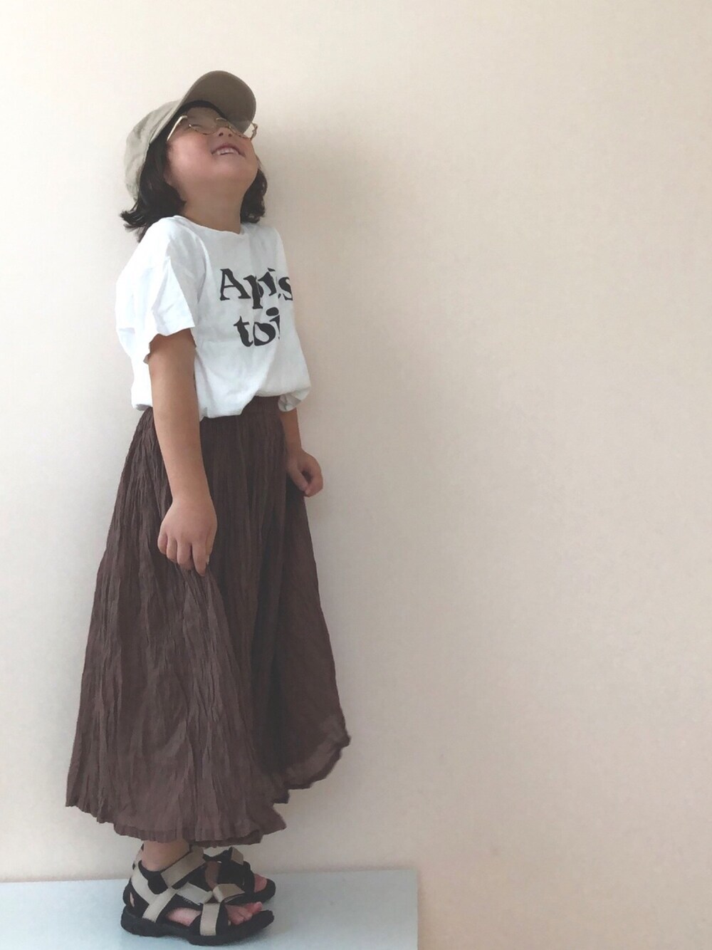 「夏コーデ、Tシャツ、ロゴT、スカーチョ、キャップ、スポーツサンダル」｜「CIAOPANIC TYPYの【ママとおそろい】indiaボイルスカウチョ（その他パンツ、ブラウン系）」を使った、nami *さん（キッズ・100cm）の夏コーディネートの1枚目の写真