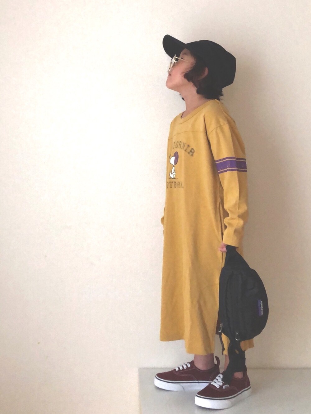 「秋のコーデ、スヌーピー、ロングワンピース、黄色、オーセンティック、キャップ」｜「COMECHATTO&CLOSETのVANS Authentic Elastic Lace EXCLUSIV（スニーカー、レッド系）」を使った、nami *さん（キッズ・100cm）の秋コーディネートの1枚目の写真