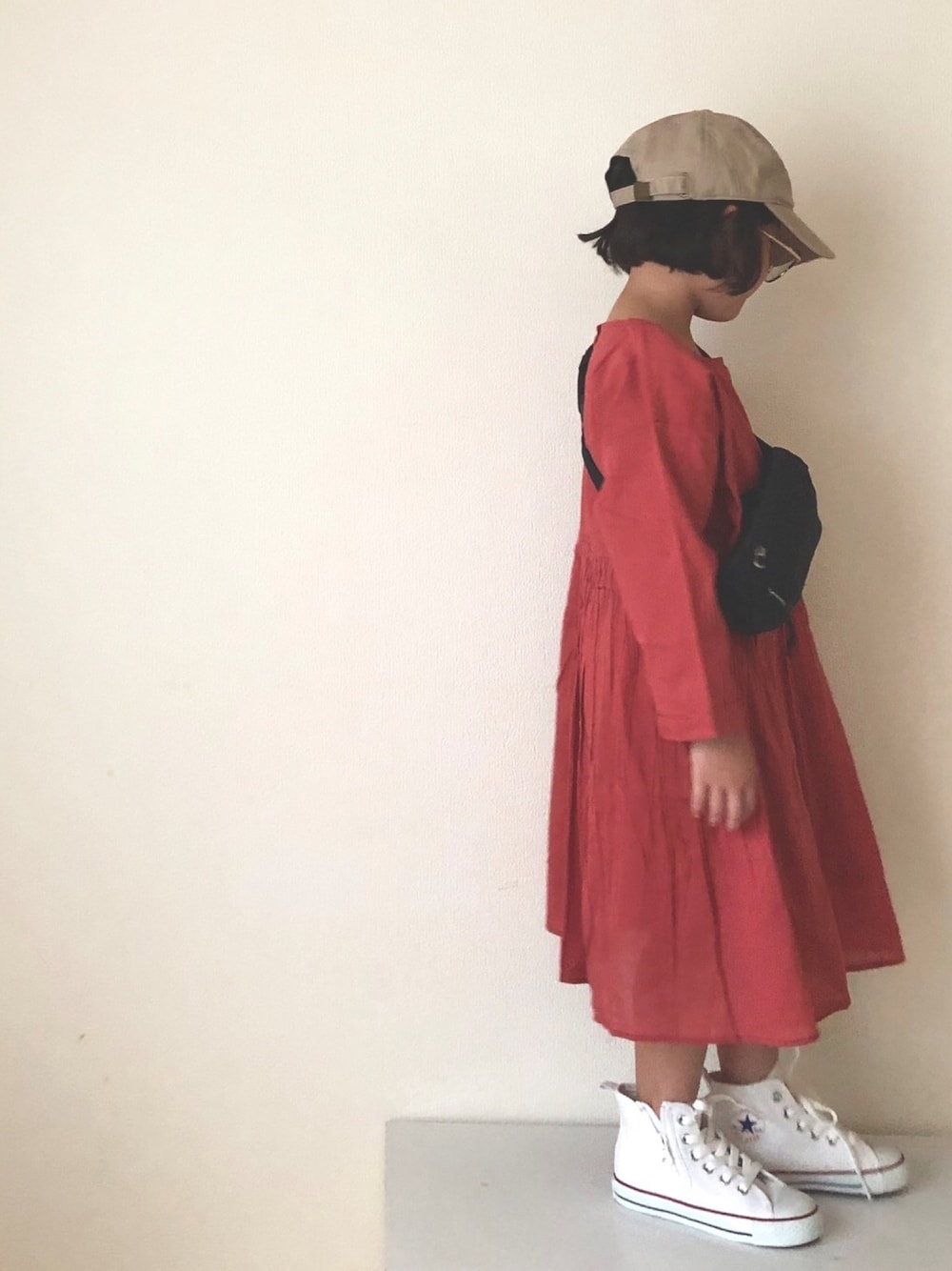 「ワンピース、おしゃれさんと繋がりたい、コンバース、キャップ、赤、秋のコーデ」｜「URBAN RESEARCH DOORSのコットンボイルタックワンピース(KIDS)（ワンピース、レッド系）」を使った、nami *さん（キッズ・100cm）の秋コーディネートの1枚目の写真