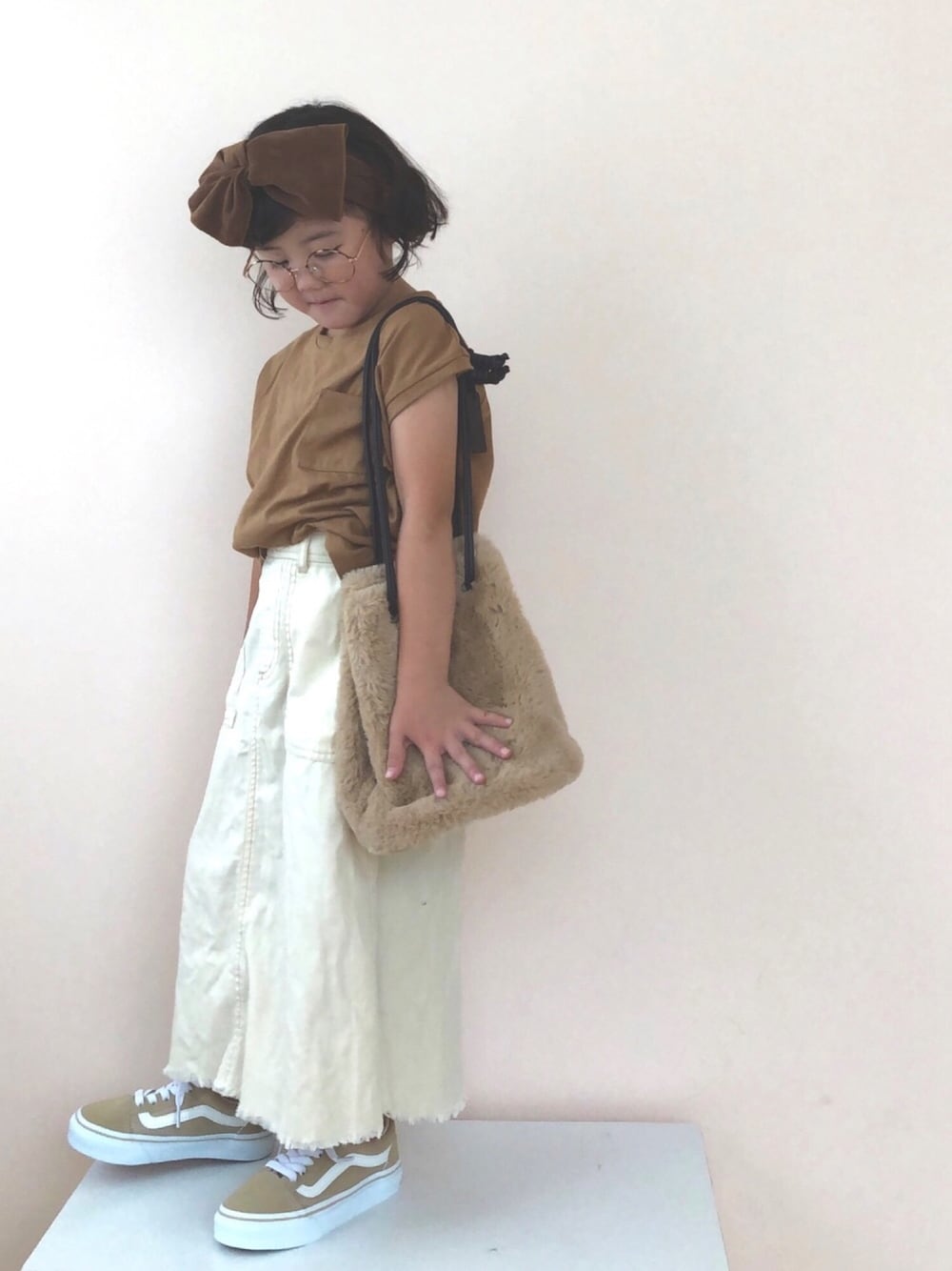 「秋のカフェオレコーデ、おしゃれさんと繋がりたい、ロングスカート、ヘアバンド、ブラウンコーデ、オールドスクール、丸メガネ」｜「CIAOPANIC TYPYの【CIAOPANIC TYPY lil'】コーデュロイBIGヘアターバン（ヘアゴム、イエロー系）」を使った、nami *さん（キッズ・100cm）の秋コーディネートの1枚目の写真