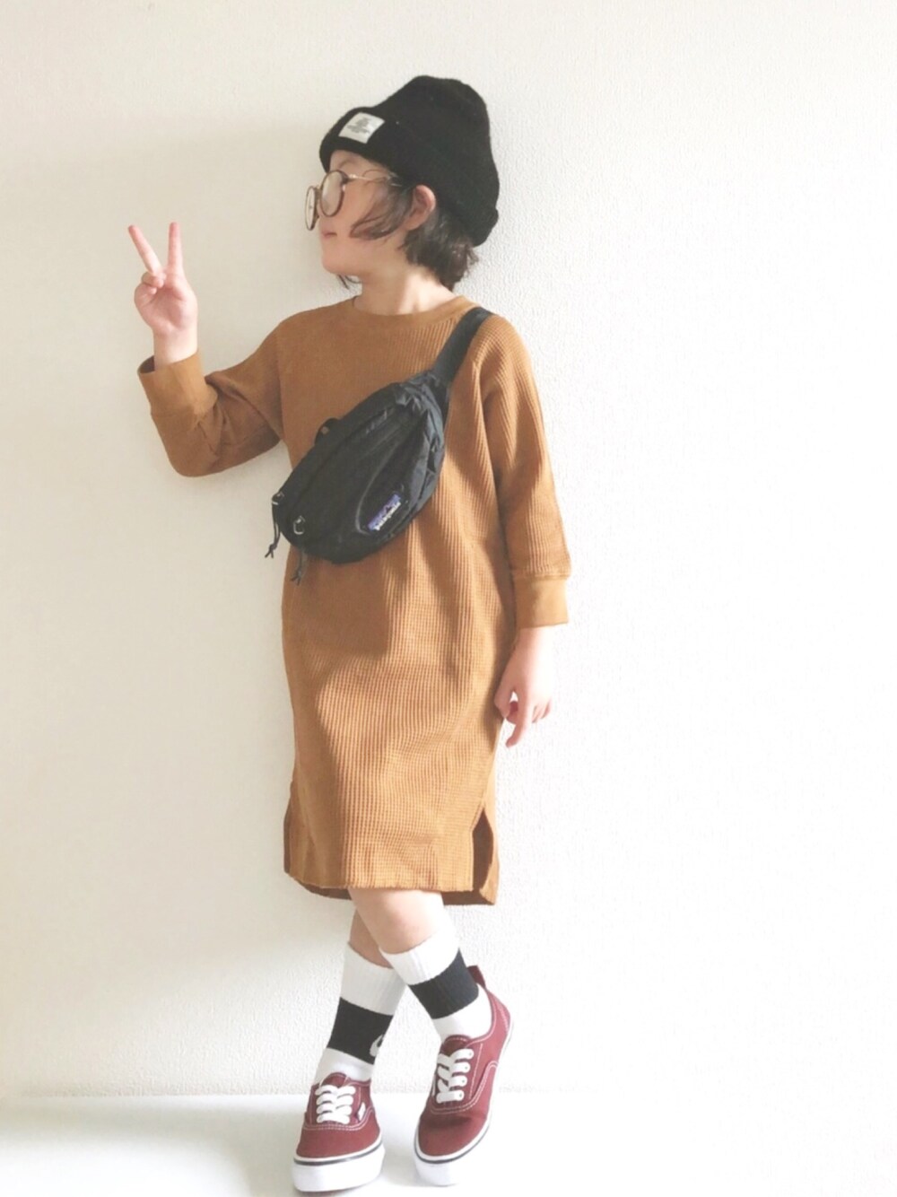「ラブアンドピース2019、カジュアルコーデ、おしゃれさんと繋がりたい、めがね、デビロック、キャメル、オーセンティック、ワンピース、ニット帽」｜「devirockのワッフルロング丈長袖ワンピース（ワンピース、イエロー系）」を使った、nami *さん（キッズ・100cm）の秋コーディネートの1枚目の写真