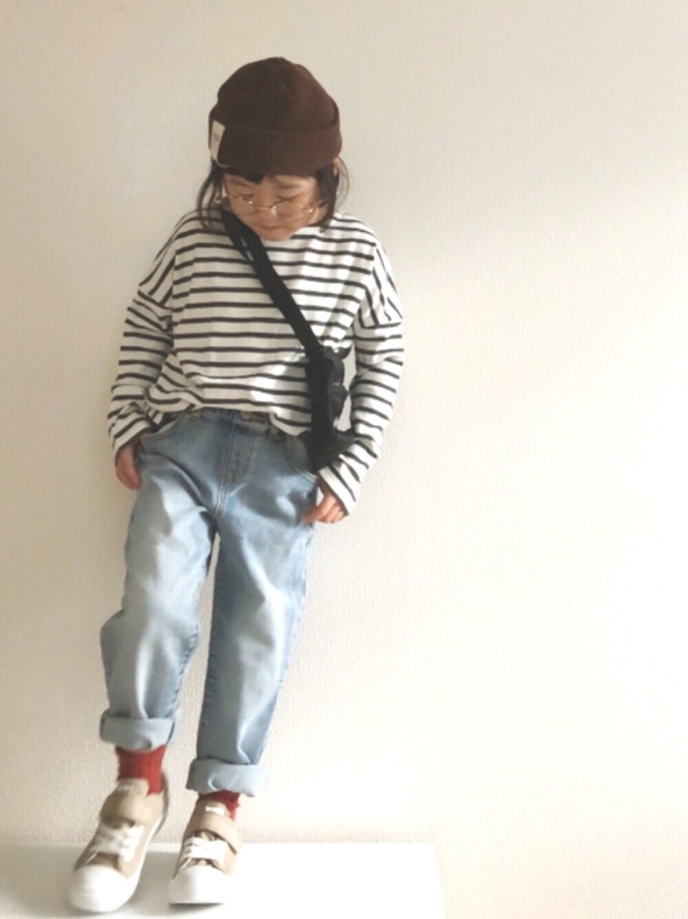 「ニット帽、ボーダー、ボーダートップス、デニムパンツ、コンバース、丸メガネ、デビロック、ゆるコーデ」｜「CIAOPANIC TYPYのカラーニットワッチ（ニットキャップ/ビーニー、ブラウン系）」を使った、nami *さん（キッズ・100cm）の秋コーディネートの1枚目の写真