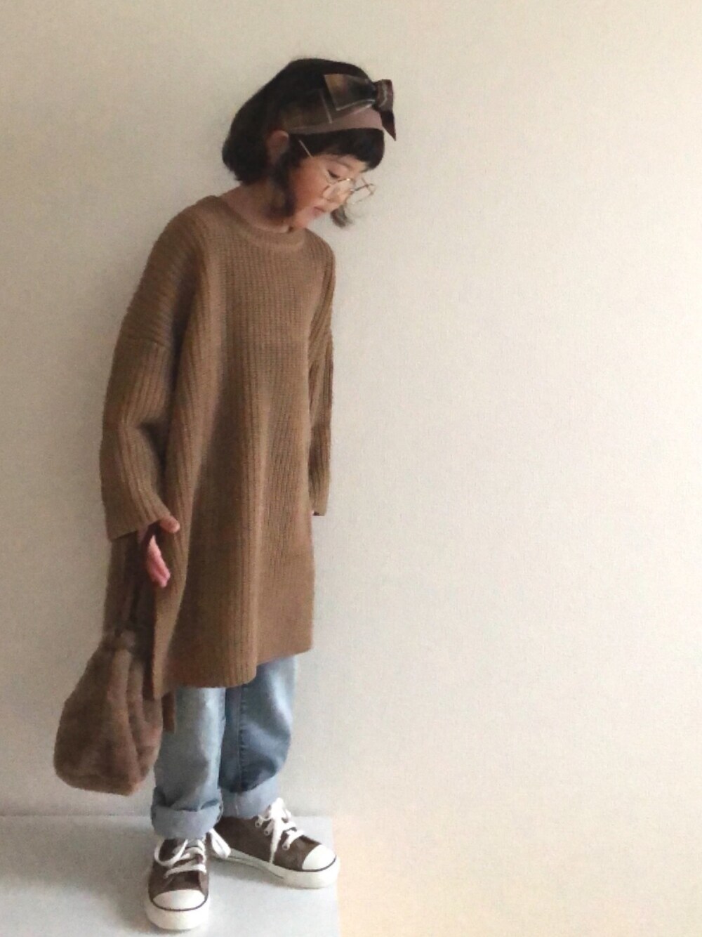 「ニット、アンティカ、hokkoriko、ヘアバンド、デニム、コンバース、ブラウンコンバース、チェック」｜「antiquaのざっくり綿ニットプルオーバー（ニット/セーター、ブラウン系）」を使った、nami *さん（キッズ・100cm）の秋コーディネートの1枚目の写真