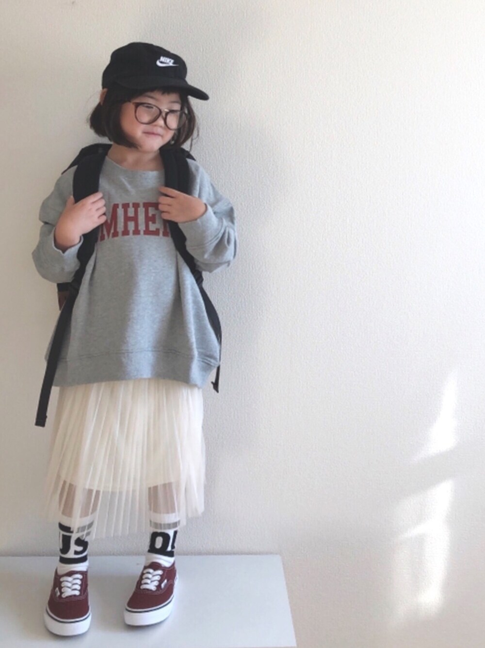 「おしゃれさんと繋がりたい、カジュアルコーデ、キッズコーデ、VANS、キャップ女子、キャップ、ロゴスウェット、ローリーズファーム(LOWRYS FARM)、オーセンティック、プリーツスカート」｜「LOWRYS FARMのウラケロゴプルオーバー　851701（スウェット、グレー系）」を使った、nami *さん（キッズ・100cm）の秋コーディネートの1枚目の写真
