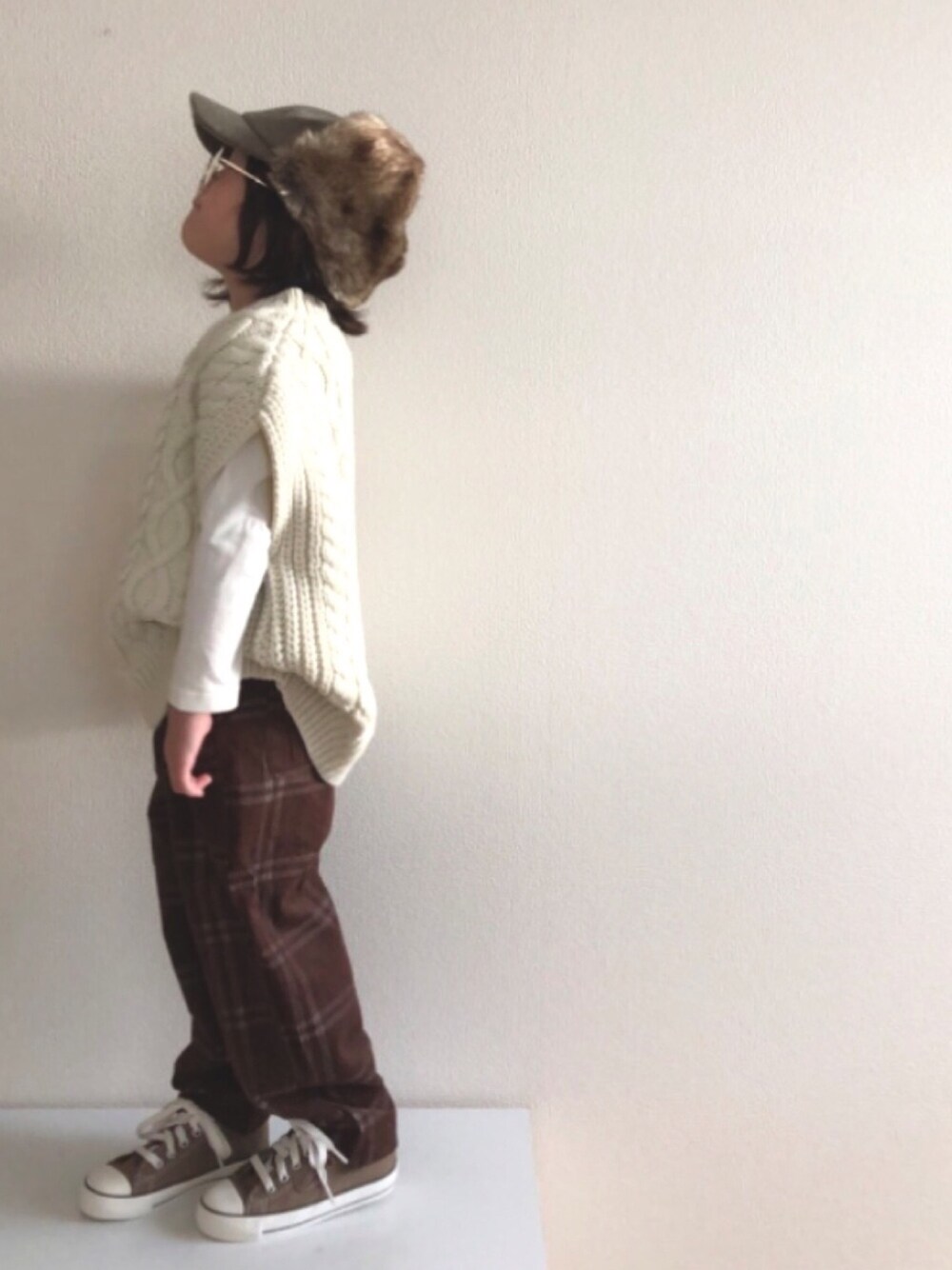 「レイヤードスタイル、ベスト、チャオパニックティピー(CIAOPANIC TYPY)、チェックパンツ、チェック、コンバース、ブラウン、フライトキャップ、ブラウンコンバース」｜「CIAOPANIC TYPYの【ママとおそろい】エアコールチェックパンツ（その他パンツ、ブラウン系）」を使った、nami *さん（キッズ・100cm）の秋コーディネートの1枚目の写真