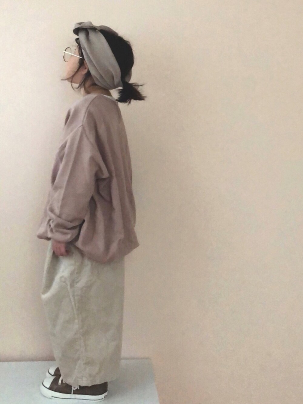 「kids、ワントーンコーデ、ホワイトパンツ、コーデュロイ、ローリーズファーム(LOWRYS FARM)、ヘアバンド、ゆるコーデ、コンバース、コーデュロイパンツ」｜「LOWRYS FARMのコーデュロイパンツ　855022（その他パンツ、ホワイト系）」を使った、nami *さん（キッズ・100cm）の秋コーディネートの1枚目の写真