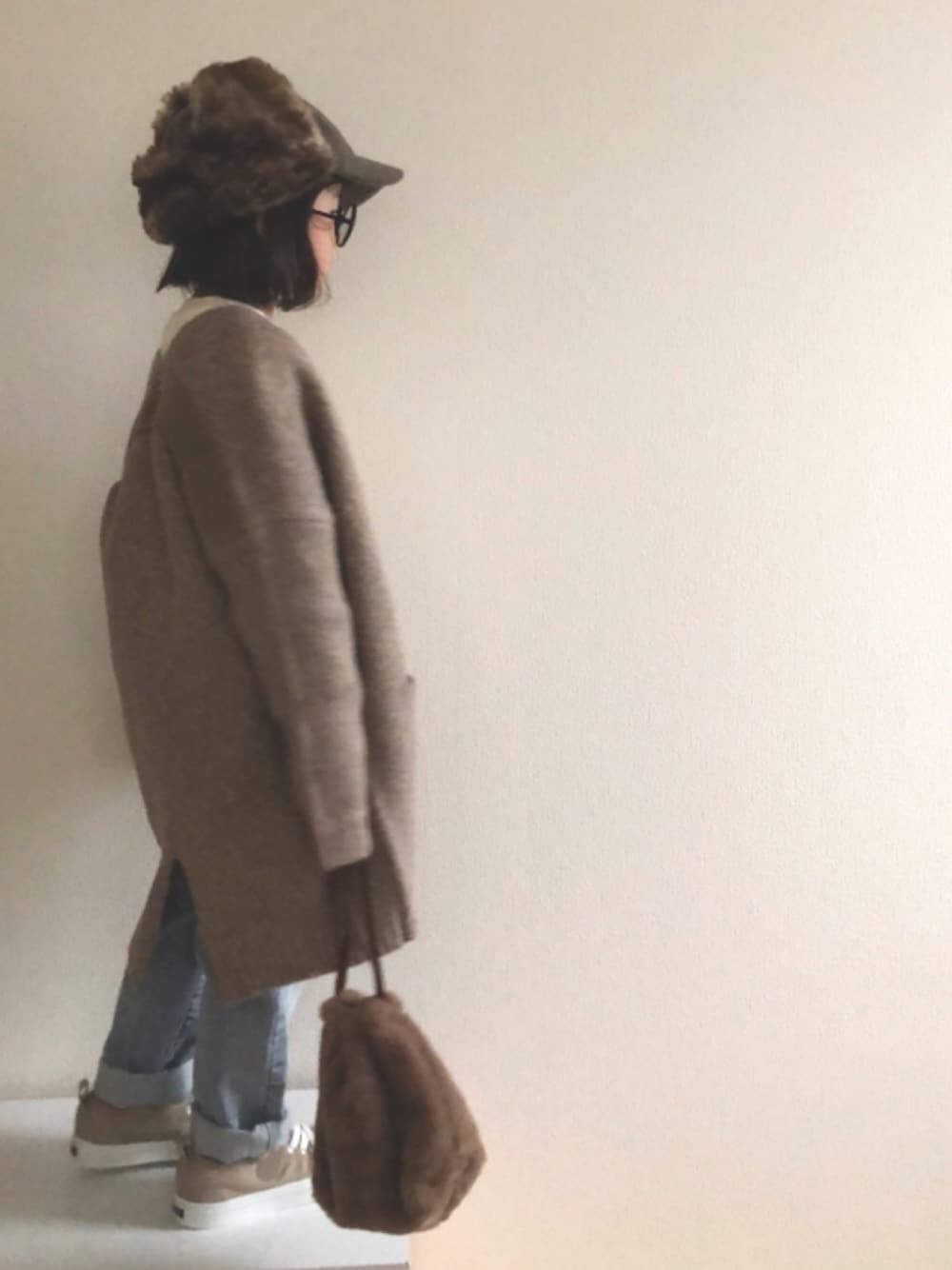 「ファーバッグ、フライトキャップ、ファー小物、デニム、カーディガン、ロングカーデ、コンバース」｜「antiquaのカーディガン（カーディガン/ボレロ、ベージュ系）」を使った、nami *さん（キッズ・100cm）の冬コーディネートの1枚目の写真