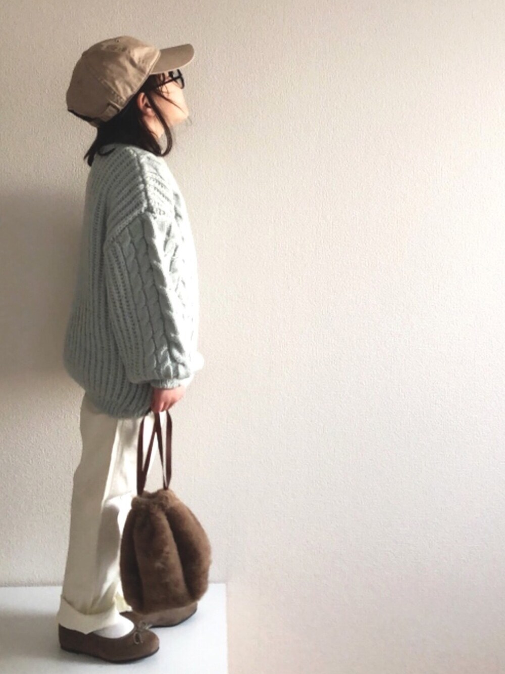 「年末WEAR感謝祭、ベレー帽、バレエシューズ、白パンツ、ニット、ケーブルニット、プティマイン、ブルー」｜「petit mainのケーブルニット長袖プルオーバー（ニット/セーター、ブルー系）」を使った、nami *さん（キッズ・110cm）の冬コーディネートの1枚目の写真