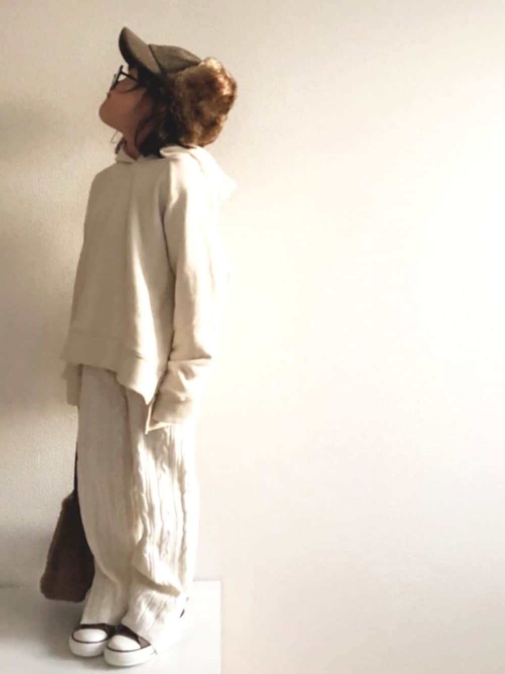 「年末WEAR感謝祭、フライトキャップ、ファー小物、コンバース、ケーブルニット、ニットパンツ、ワントーンコーデ、ホワイトコーデ、パーカー、パイロットキャップ」｜「petit mainのケーブルニットロングパンツ（その他パンツ、ホワイト系）」を使った、nami *さん（キッズ・110cm）の冬コーディネートの1枚目の写真