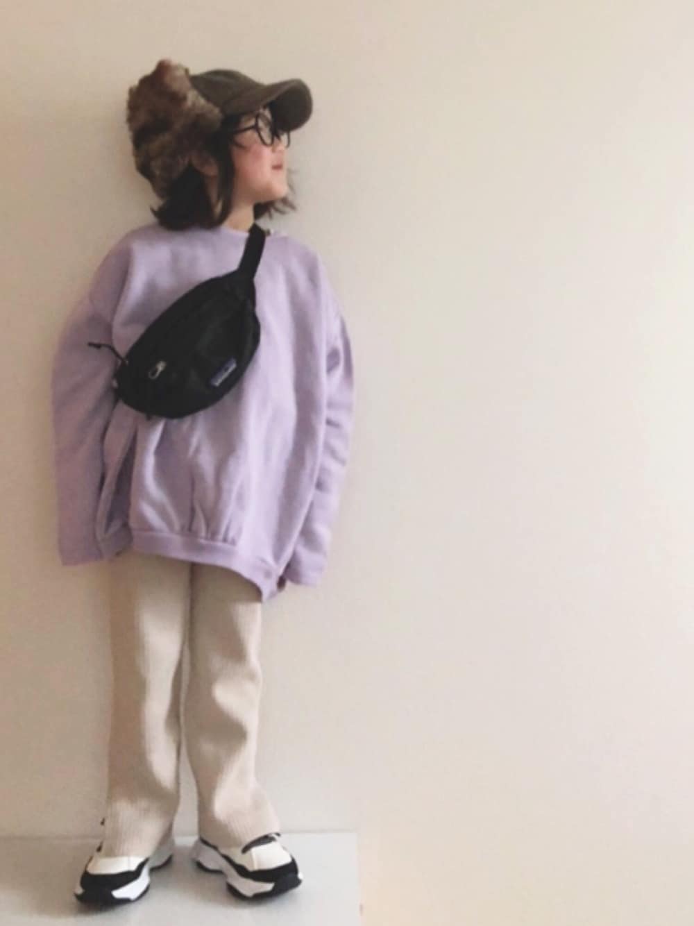 「年末WEAR感謝祭、ダッドスニーカー、ニットパンツ、リブパンツ、ピグメント、ローリーズファーム(LOWRYS FARM)、パイロットキャップ、丸メガネ」｜「LOWRYS FARMのピグメントＢＩＧプルオーバー　867091（スウェット、パープル系）」を使った、nami *さん（キッズ・110cm）の冬コーディネートの1枚目の写真