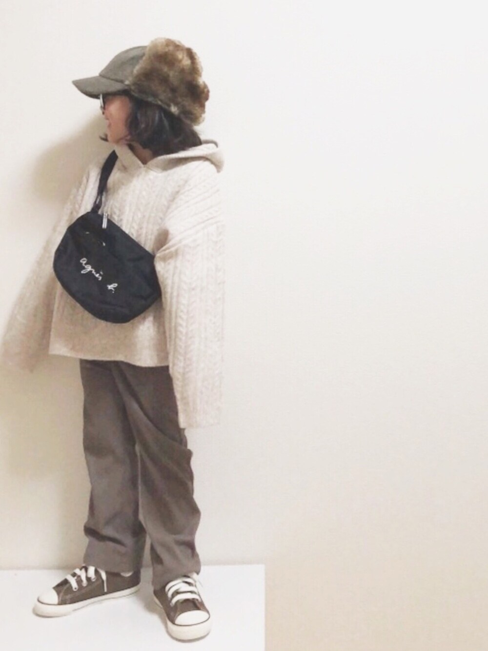 「パーカー、フライトキャップ、ワントーンコーデ、リブパンツ、ニット、ニットパーカー、コンバース、ブラウンコンバース、ベージュコーデ、ブラウンコーデ」｜「CIAOPANIC TYPYの【ママとおそろい】エアーヤーンニットパーカー（パーカー、ベージュ系）」を使った、nami *さん（キッズ・110cm）の冬コーディネートの1枚目の写真