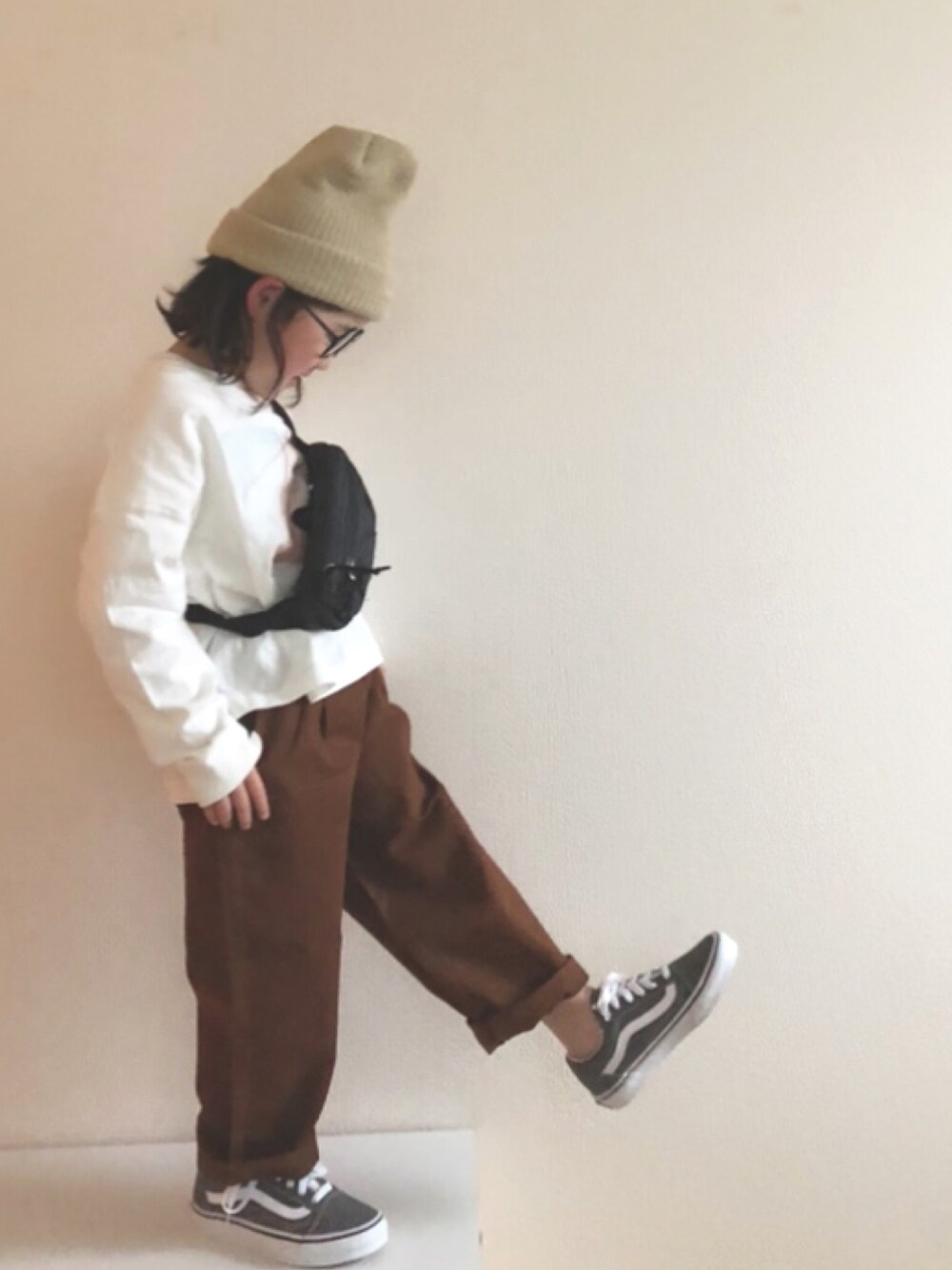 「イラストT、ニット帽、オールドスクール、ブラウン、パンツスタイル、ボディバッグ、丸メガネ」｜「LOWRYS FARMの【KIDS】フォトロンＴ　875536（Tシャツ/カットソー、ホワイト系）」を使った、nami *さん（キッズ・110cm）の冬コーディネートの1枚目の写真