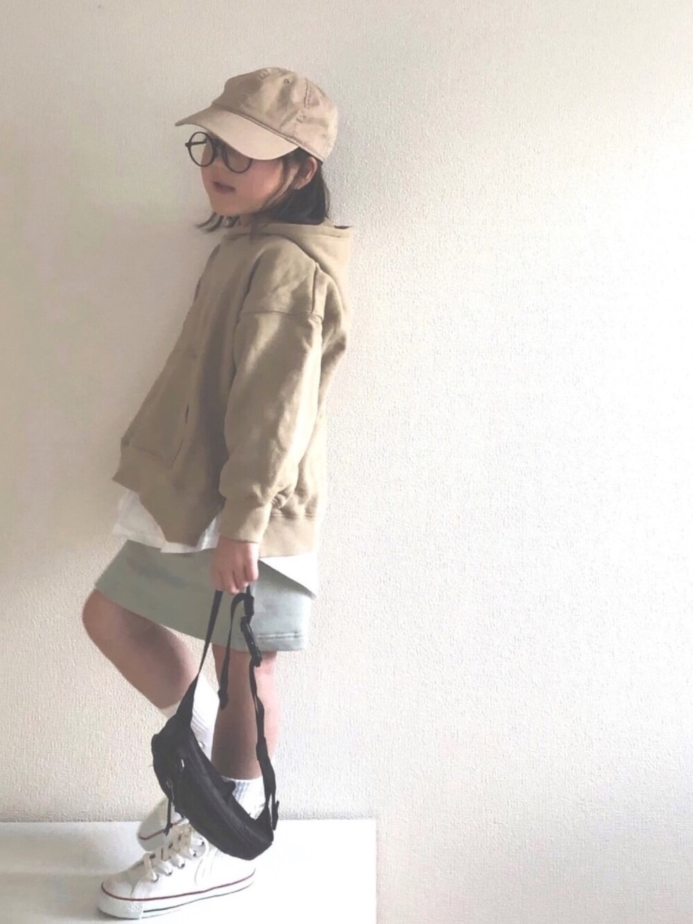 「キッズコーデ、シンプル、converse、めがね、コンバース、パーカー、キャップ、レイヤードスタイル、スニーカー×靴下」｜「quoti use fithの裏毛膝上タイトスカート（スカート、グリーン系）」を使った、nami *さん（キッズ・110cm）の冬コーディネートの1枚目の写真
