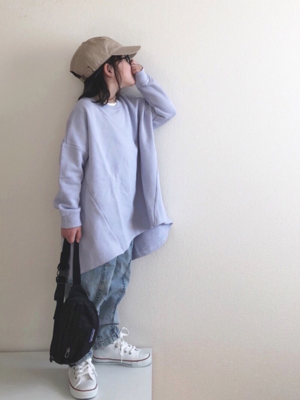 「丸メガネ、ワイドデニム、ケミカルウォッシュ、ケミカルデニム、キャップ、コンバース、GU」｜「CONVERSEのCONVERSE(コンバース) チャイルドオールスター N Z HI（スニーカー、ホワイト系）」を使った、nami *さん（キッズ・110cm）の冬コーディネートの1枚目の写真