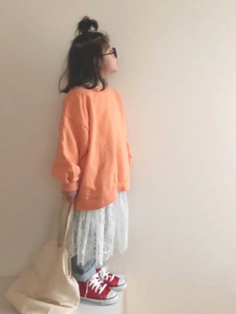 「パステル映える春、春コーデ、パステルカラー、コンバース、赤コンバース、レーススカート、デニム、レイヤードスタイル、オレンジ、スウェット」｜「CONVERSEのCONVERSE / CHILD ALL STAR N Z HI（スニーカー、レッド系）」を使った、nami *さん（キッズ・110cm）の春コーディネートの1枚目の写真