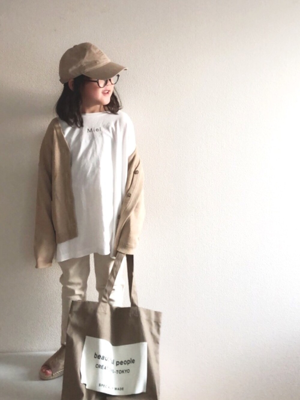 「おうちファッション、オーバーサイズ、ホワイトパンツ、デニム、デニムパンツ、ワントーンコーデ、キャップ、トートバッグ、めがね、カーディガン」｜「LOWRYS FARMのロゴプリントＢＩＧロンＴ　873050（Tシャツ/カットソー、ホワイト系）」を使った、nami *さん（キッズ・110cm）の春コーディネートの1枚目の写真