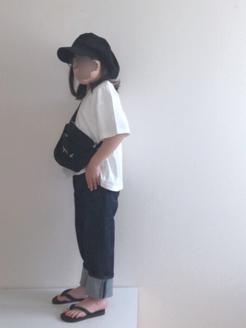 「おうちファッション、Tシャツ、キャスケット、デニム、デニムパンツ、ロールアップ、ロゴT、ビーチサンダル、シンプルコーデ」｜「LOWRYS FARMのレタリングＴＥＥ　876016（Tシャツ/カットソー、ホワイト系）」を使った、nami *さん（キッズ・110cm）の春コーディネートの1枚目の写真