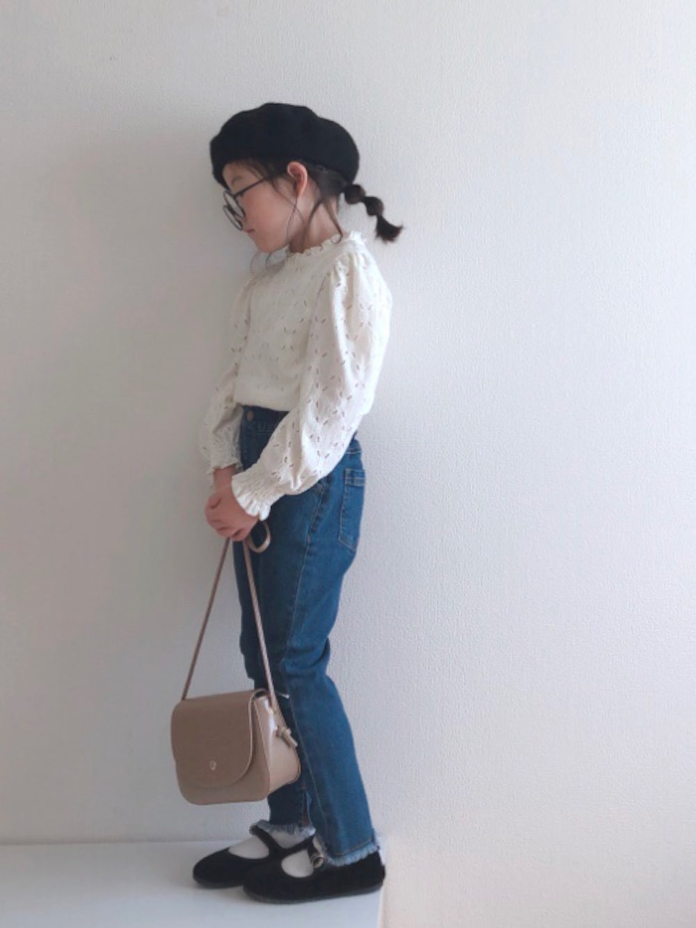 「おうちファッション、キッズファッション、ZARA、ベレー帽、デニム、デニムパンツ、ショルダーバッグ、めがね、シンプル、レース」｜「CIAOPANIC TYPYのTYPYDENIMレギパン（デニムパンツ、ブルー系）」を使った、nami *さん（キッズ・110cm）の春コーディネートの1枚目の写真