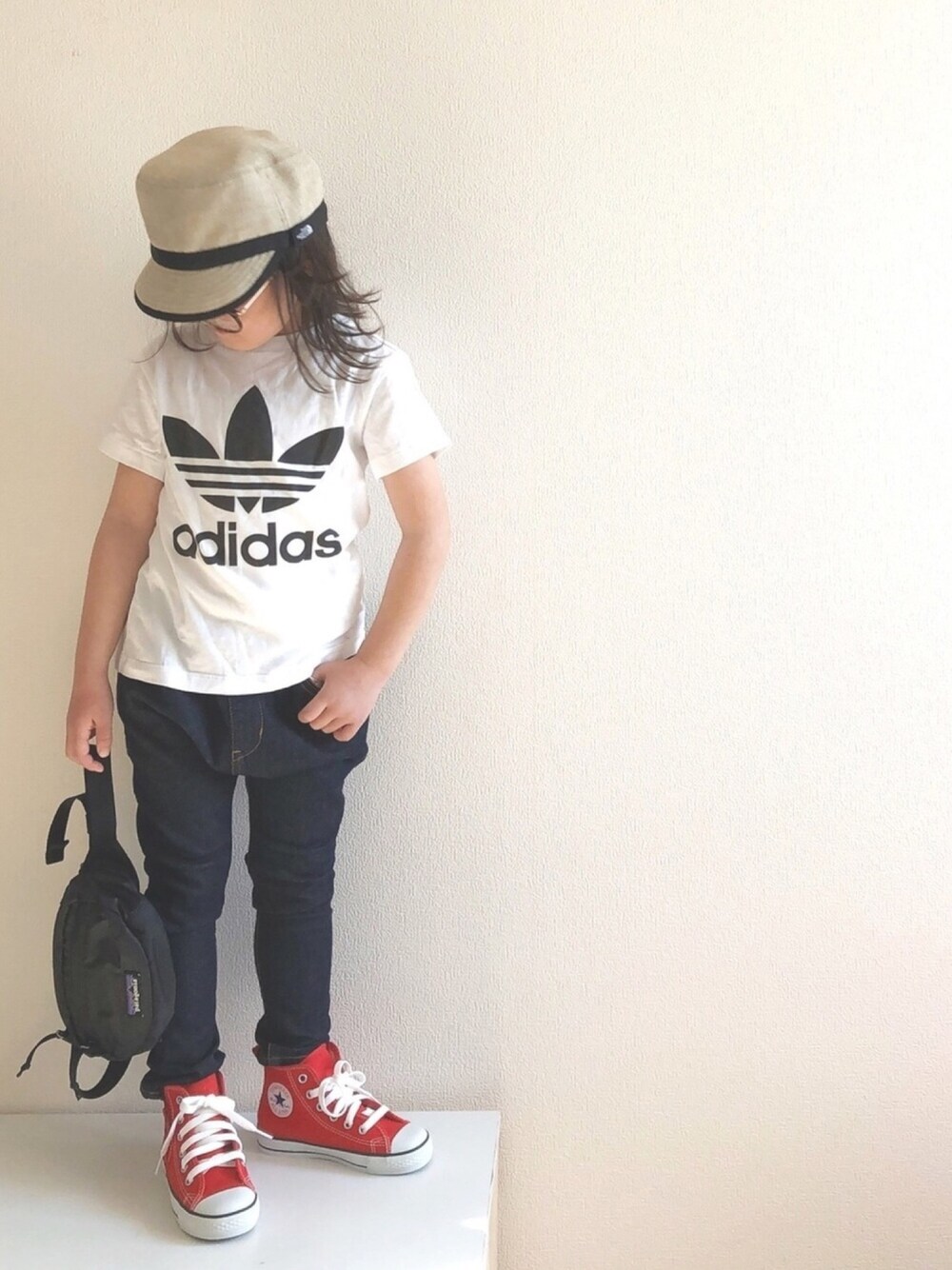 「シンプルコーデ、ハイカットスニーカー、コンバース、デニム、アディダス、Tシャツ、赤コンバース、ハイクキャップ」｜「CONVERSEのCONVERSE / CHILD ALL STAR N Z HI（スニーカー、レッド系）」を使った、nami *さん（キッズ・110cm）の春コーディネートの1枚目の写真