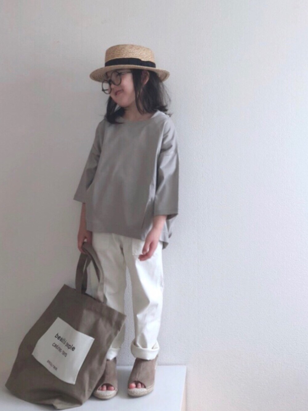 「おうちファッション、シンプル、サンダル、カンカン帽、グリーン、ホワイトパンツ、トートバッグ、ホワイト、めがね、白パンツ」｜「URBAN RESEARCH DOORSのコットンタックプルオーバー(KIDS)（Tシャツ/カットソー、グリーン系）」を使った、nami *さん（キッズ・110cm）の春コーディネートの1枚目の写真