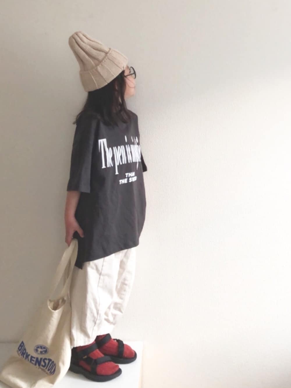 「おうちファッション、オーバーサイズ、デニムパンツ、ホワイトデニム、赤い靴下、スポーツサンダル、monmimi、ニット帽、ホワイトパンツ、白パンツ」｜「SHIPS anyのSHIPS any× MONMIMI: 別注 プリント Tシャツ（Tシャツ/カットソー、グレー系）」を使った、nami *さん（キッズ・110cm）の春コーディネートの1枚目の写真