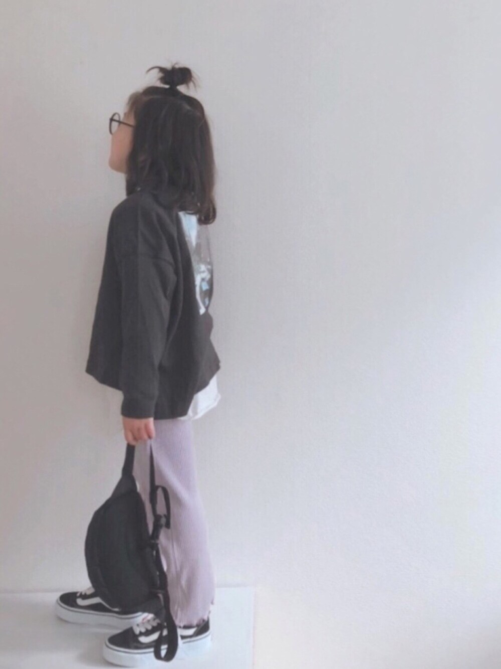 「おうちファッション、休日スタイル、ウエストポーチ、ショルダーバッグ、シンプルコーデ、レイヤードスタイル、リブパンツ、オールドスクール、バンズ、ロンT」｜「URBAN RESEARCH DOORSのリブカットパンツ(KIDS)（その他パンツ、グレー系）」を使った、nami *さん（キッズ・110cm）の春コーディネートの1枚目の写真