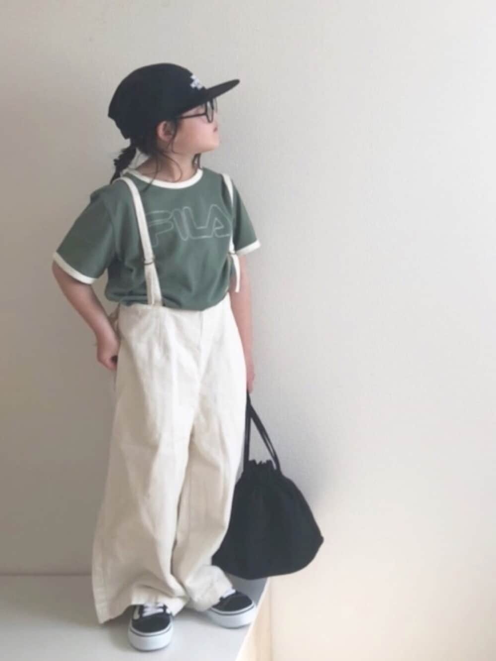 「リンガーTシャツ、グリーン、Tシャツ、巾着バッグ、キャップ、ホワイトパンツ、ワイドパンツ、白パンツ、VANS、オールドスクール」｜「FILAの【FILA】別注 リンガーTシャツ（80～140cm）（Tシャツ/カットソー、グリーン系）」を使った、nami *さん（キッズ・110cm）の春コーディネートの1枚目の写真