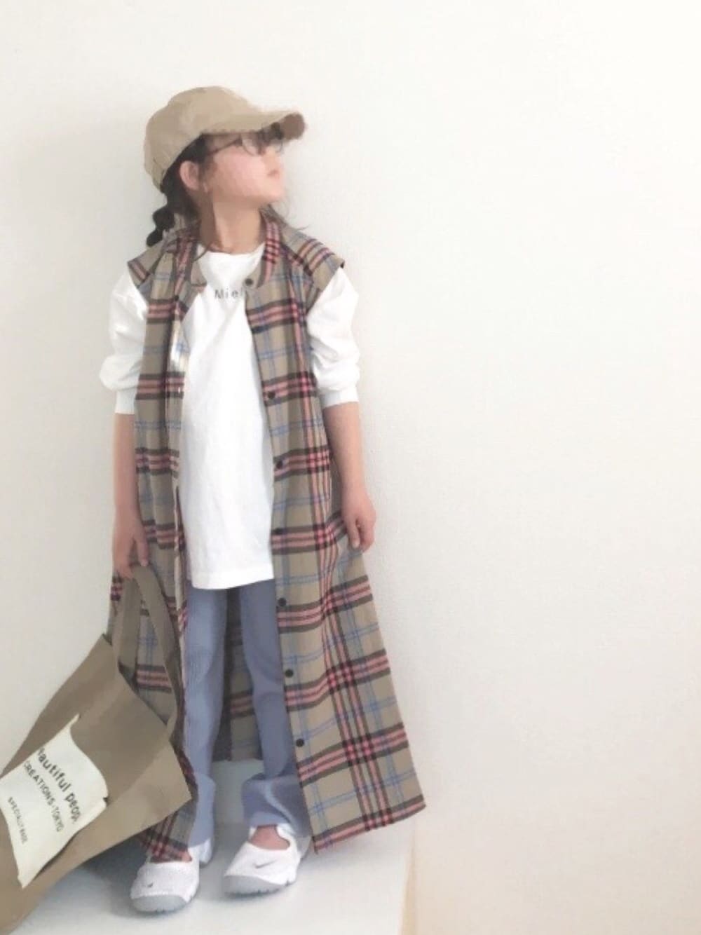 「ベージュ、エアリフト、ナイキ、リブパンツ、くすみブルー、キャップ、レイヤードスタイル、チェック、ワンピース、ロンT」｜「BRANSHESの【ペア】バンドカラーチェック柄ワンピース（ワンピース、ベージュ系）」を使った、nami *さん（キッズ・110cm）の春コーディネートの1枚目の写真