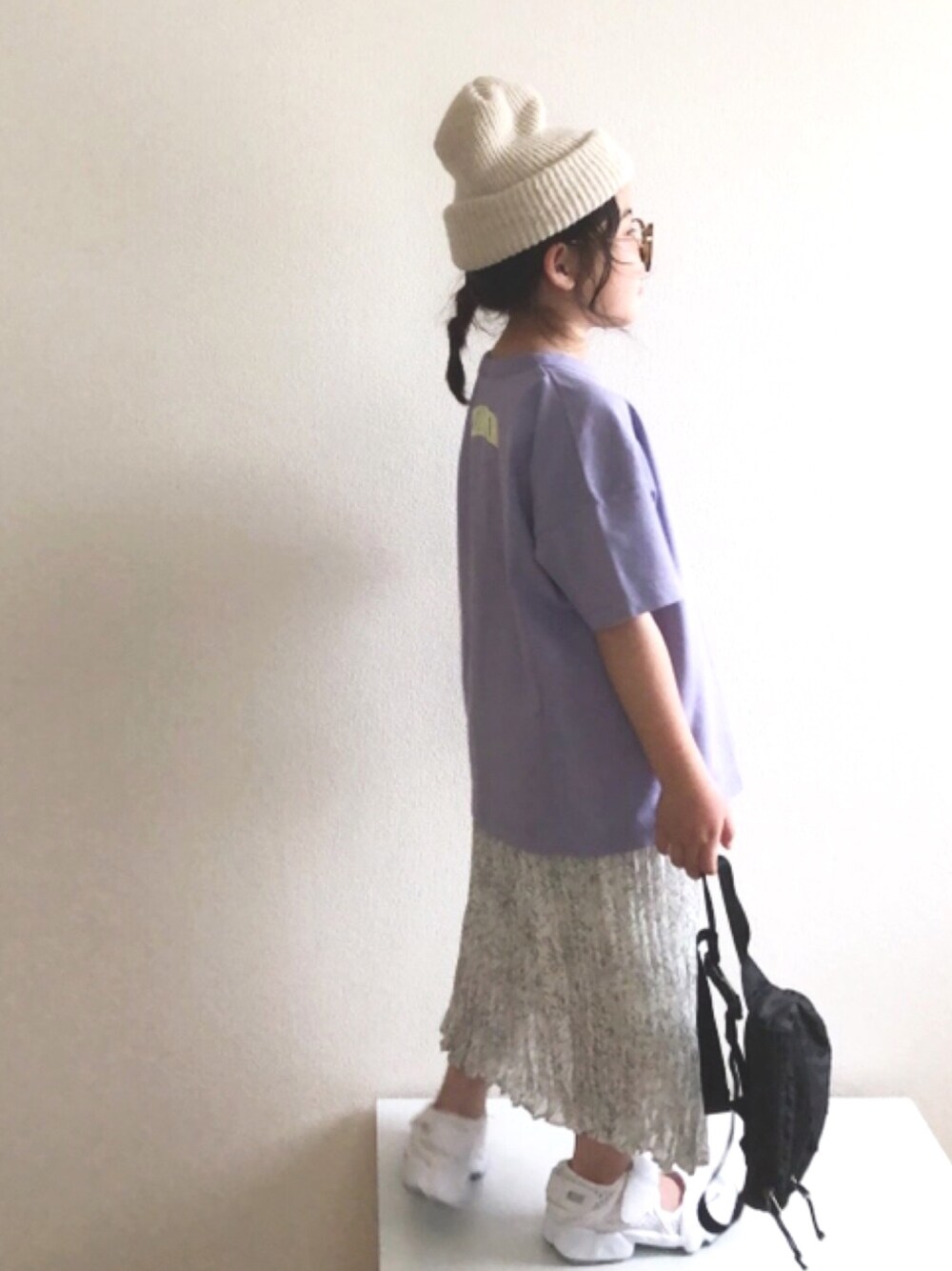 「ビッグシルエット、カジュアルコーデ、ニット帽、エアリフト、ナイキ、プリーツスカート、ロングスカート、チャンピオン、Tシャツ、おうちde帽子コーデ」｜「Championの【Champion】別注 WIDE S/S T-SHIRTS（90～140cm）（Tシャツ/カットソー、パープル系）」を使った、nami *さん（キッズ・110cm）の春コーディネートの1枚目の写真