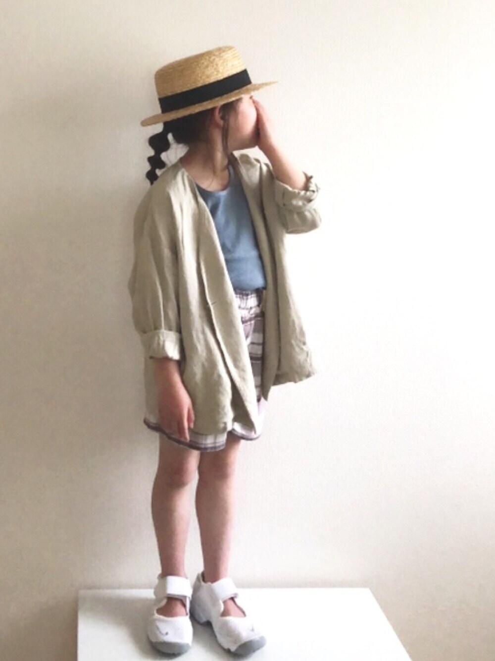 「カンカン帽、チェックパンツ、ショートパンツ、キュロット、チェック、タンクトップ、ノーカラージャケット、リネン、くすみブルー、エアリフト」｜「BRANSHESのチェック柄フレアショートパンツ（その他パンツ、ベージュ系）」を使った、nami *さん（キッズ・110cm）の春コーディネートの1枚目の写真