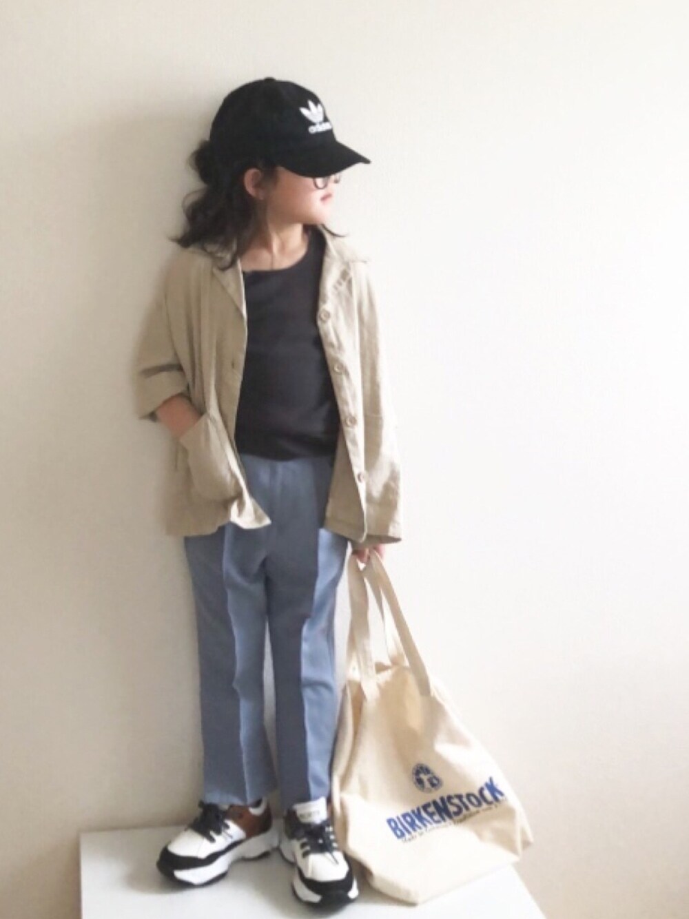 「タンクトップ、カイキンシャツ、センタープレス、くすみブルー、キャップ、ダッドスニーカー、トートバッグ、めがね、カジュアル、シャツスタイル」｜「LOWRYS FARMのリブタンク　861782（タンクトップ、グレー系）」を使った、nami *さん（キッズ・110cm）の夏コーディネートの1枚目の写真