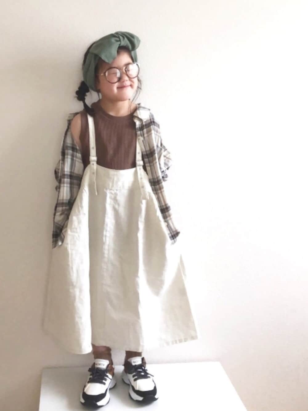 「ワンピース、ヘアバンド、三つ編み、めがね、ダッドスニーカー、チェック、タンクトップ、シャツスタイル」｜「CIAOPANIC TYPYの【CIAOPANIC TYPY lil'】BIGリブターバン（ヘアバンド、グリーン系）」を使った、nami *さん（キッズ・110cm）の夏コーディネートの1枚目の写真