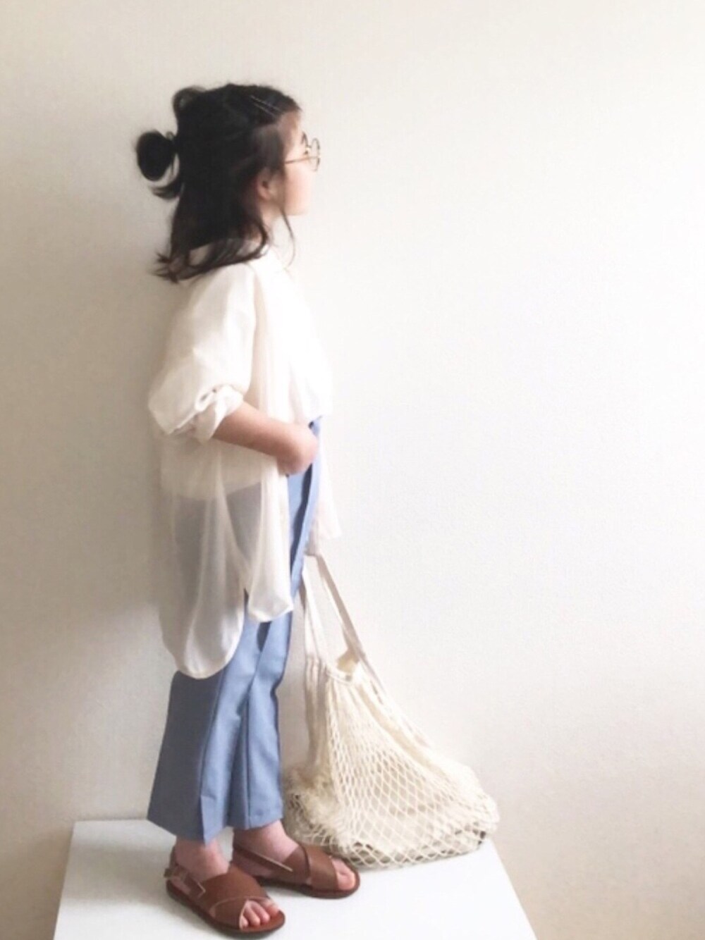 「ビッグシルエット、ゆるコーデ、オーバーサイズ、シアーシャツ、シャツスタイル、センタープレス、くすみブルー、サンダル、ネットバッグ、シンプルコーデ」｜「GLOBAL WORKの【キッズ】シアーBIGシャツ/7分袖/871564（シャツ/ブラウス、ベージュ系）」を使った、nami *さん（キッズ・110cm）の春コーディネートの1枚目の写真