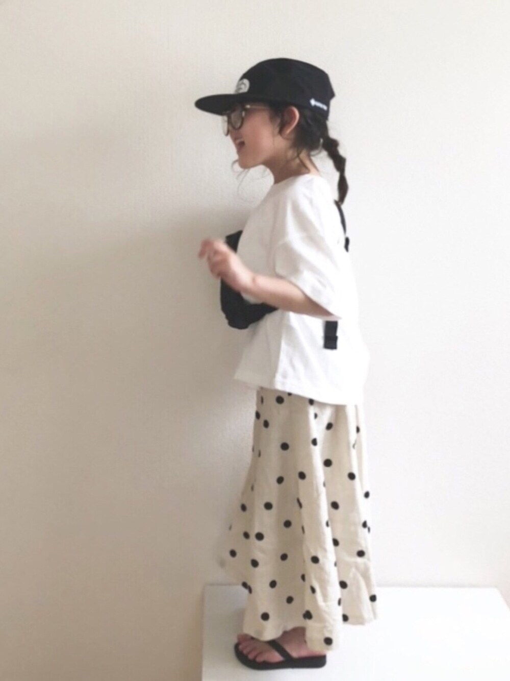 「白Tシャツ、ワントーンコーデ、ゆるコーデ、キャップ、モノトーン、めがね、ビーチサンダル、ドット、おうちde帽子コーデ、シンプルコーデ」｜「LOWRYS FARMのレタリングＴＥＥ　876016（Tシャツ/カットソー、ホワイト系）」を使った、nami *さん（キッズ・110cm）の春コーディネートの1枚目の写真