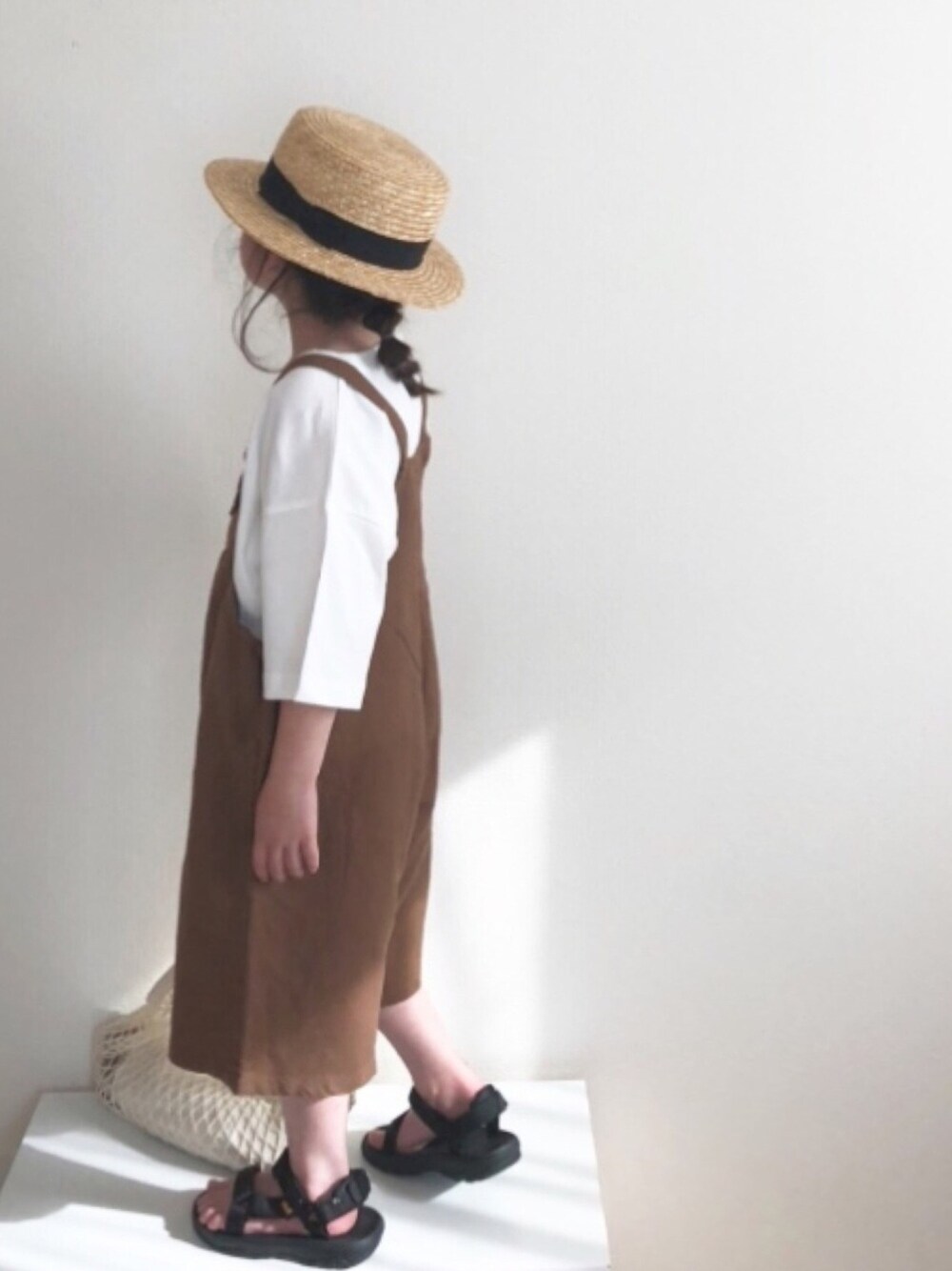 「シンプル、サロペット、ブラウン、スポーツサンダル、サンダル、カンカン帽、ゆるコーデ、白Tシャツ、麦わら帽子、おうちde帽子コーデ」｜「LOWRYS FARMのメンアササロペショートパンツ　885648（サロペット/オーバーオール、ブラウン系）」を使った、nami *さん（キッズ・110cm）の夏コーディネートの1枚目の写真