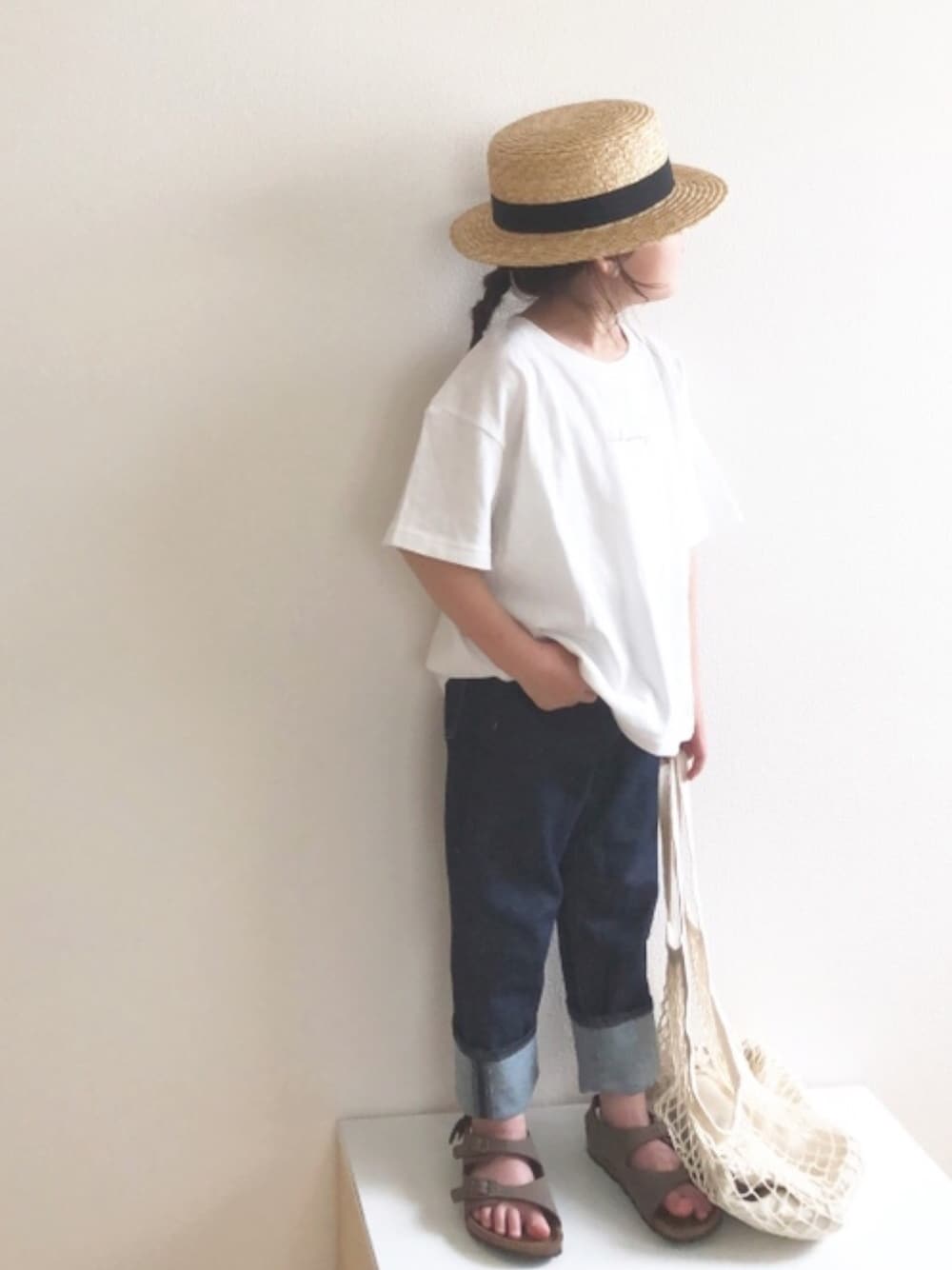 「シンプルコーデ、シンプル、白Tシャツ、カンカン帽、麦わら帽子、サンダル、デニム、ロールアップ、ネットバッグ、おうちde帽子コーデ」｜「LOWRYS FARMのレタリングＴＥＥ　876016（Tシャツ/カットソー、ホワイト系）」を使った、nami *さん（キッズ・110cm）の夏コーディネートの1枚目の写真