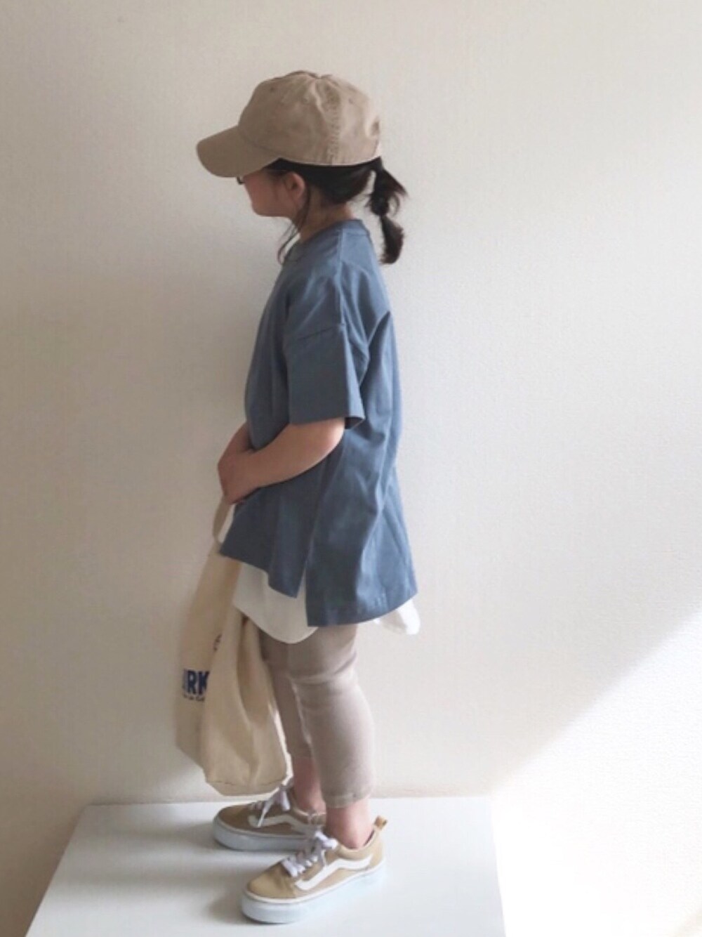 「シンプル、Tシャツ、レイヤードスタイル、くすみカラー、レギンス、トートバッグ、キャップ、オールドスクール、めがね、おうちde帽子コーデ」｜「LOWRYS FARMのＢＩＧチュニックＴＥＥ　878604（Tシャツ/カットソー、ブルー系）」を使った、nami *さん（キッズ・110cm）の夏コーディネートの1枚目の写真