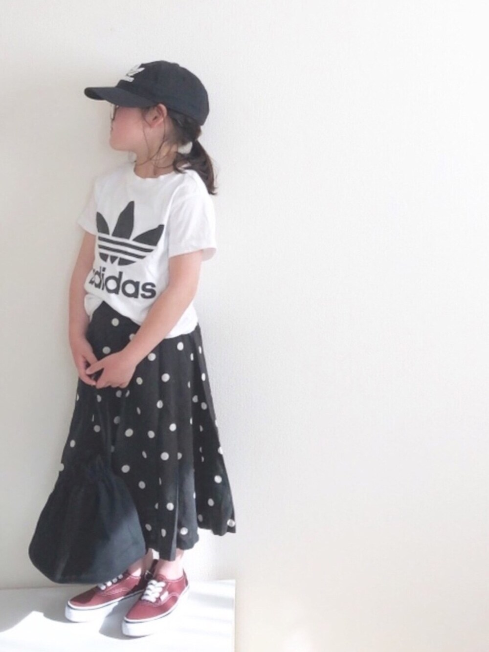 「ドット、スニーカー、Tシャツ、キャップ、めがね、巾着バッグ、赤さし色、VANS、ロングスカート」｜「GLOBAL WORKの【キッズ】リネンフレアスカート/868468（スカート、グレー系）」を使った、nami *さん（キッズ・110cm）の夏コーディネートの1枚目の写真