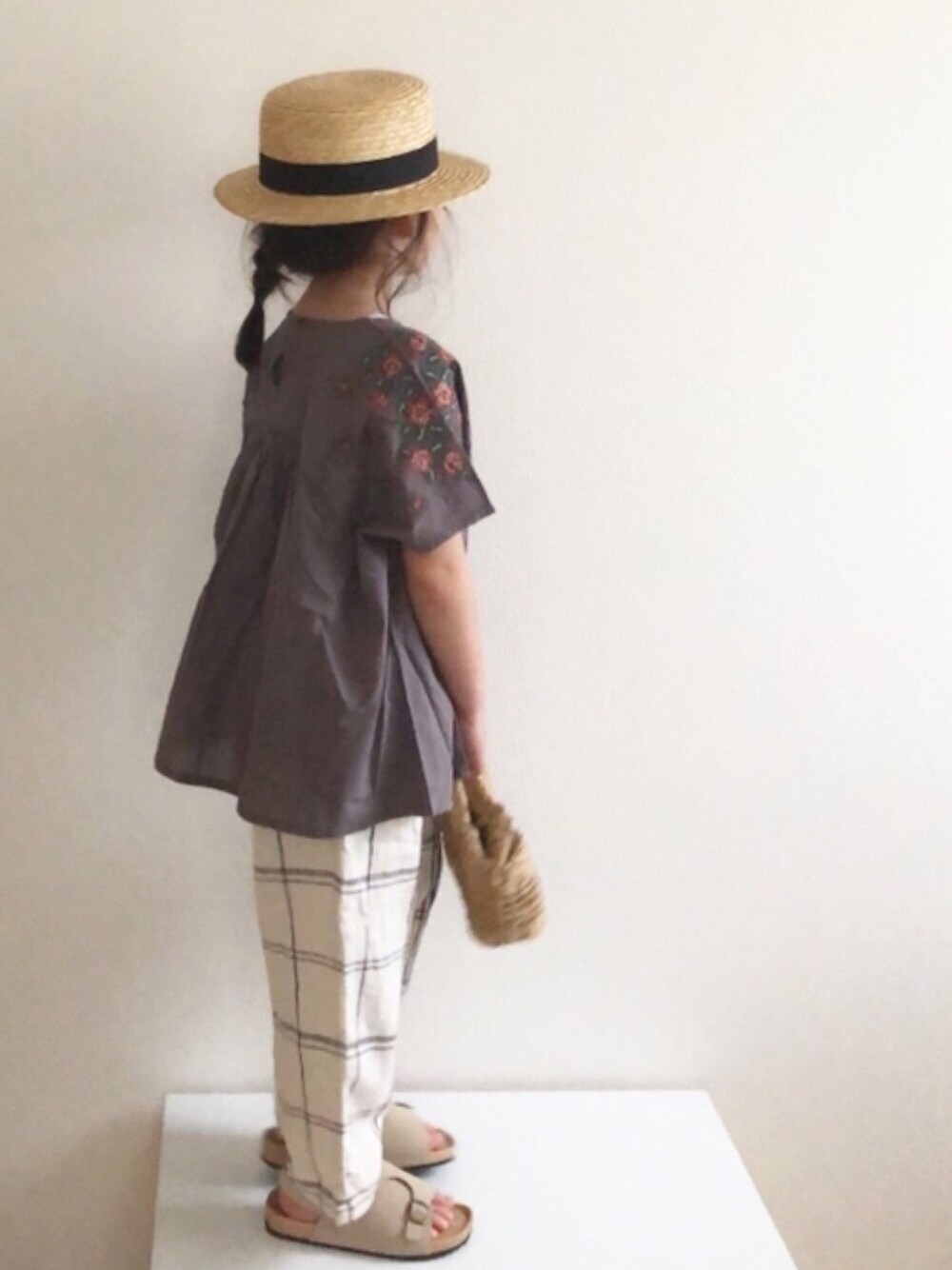「夏コーデ、ワイドパンツ、カンカン帽、コンフォートサンダル、サンダル、刺繍、刺繍トップス、チェック、チェックパンツ、かごバッグ」｜「Ocean&GroundのGATHER WIDE TUNIC（80～140cm）（Tシャツ/カットソー、グレー系）」を使った、nami *さん（キッズ・110cm）の夏コーディネートの1枚目の写真