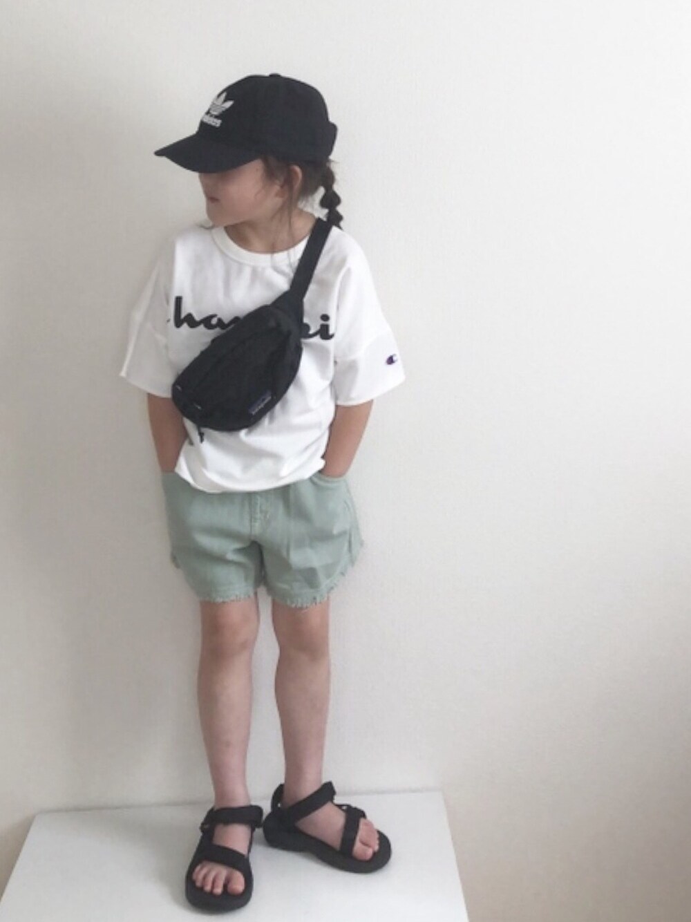 「プリントT、Tシャツ、ロゴT、チャンピオン、ショートパンツ、キャップ、スポーツサンダル、サンダル、グリーン、カジュアルコーデ」｜「BREEZEのフリンジショートパンツ（その他パンツ、グリーン系）」を使った、nami *さん（キッズ・110cm）の夏コーディネートの1枚目の写真