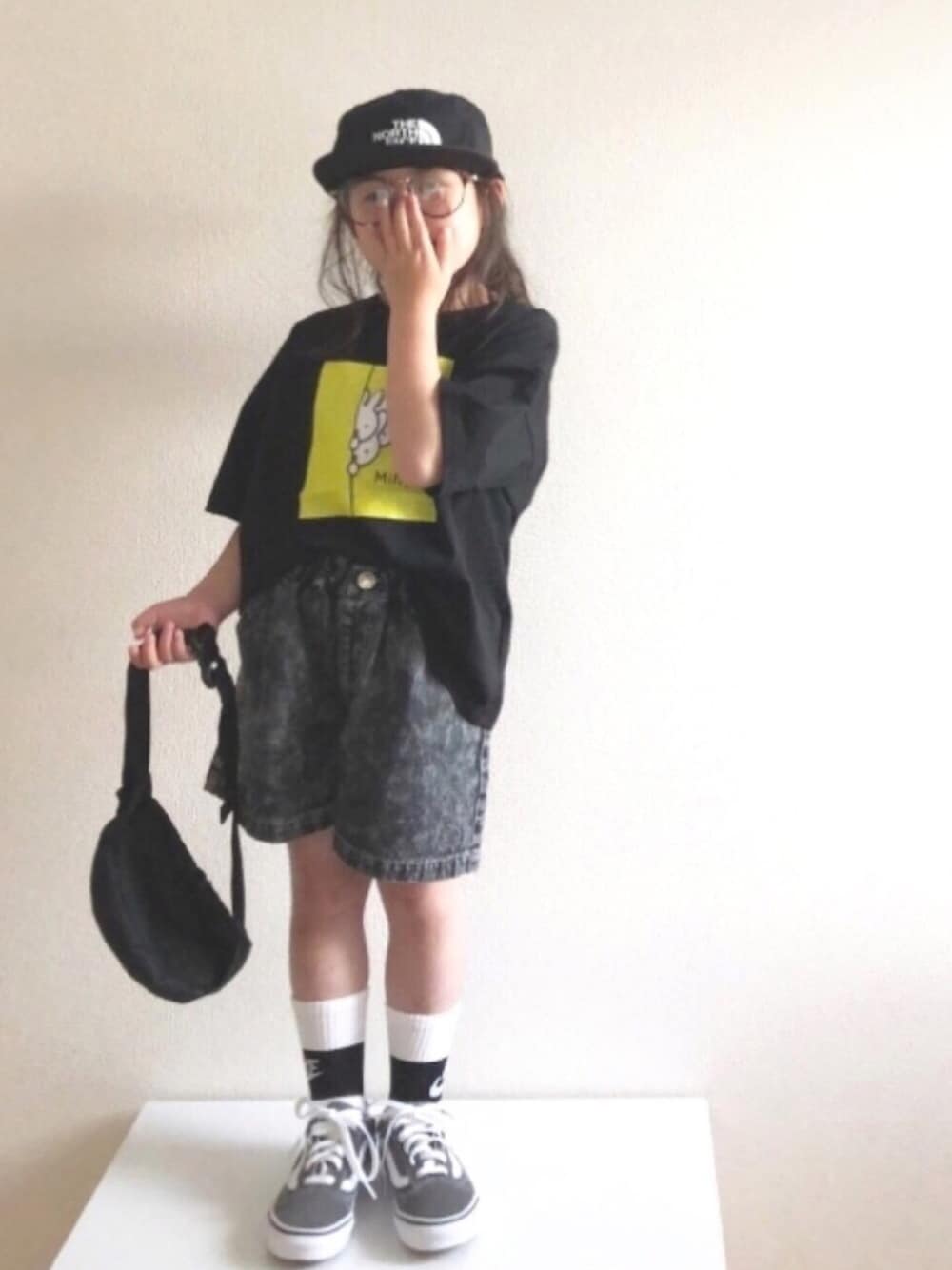 「ストリート、デニムパンツ、Tシャツ、VANS、キャップ、ショートパンツ、ワントーンコーデ、ブラックコーデ、ビッグシルエット、カジュアルコーデ」｜「b・ROOMの【miffy】ボックスプリント半袖Tシャツ（Tシャツ/カットソー、ブラック系）」を使った、nami *さん（キッズ・110cm）の春コーディネートの1枚目の写真