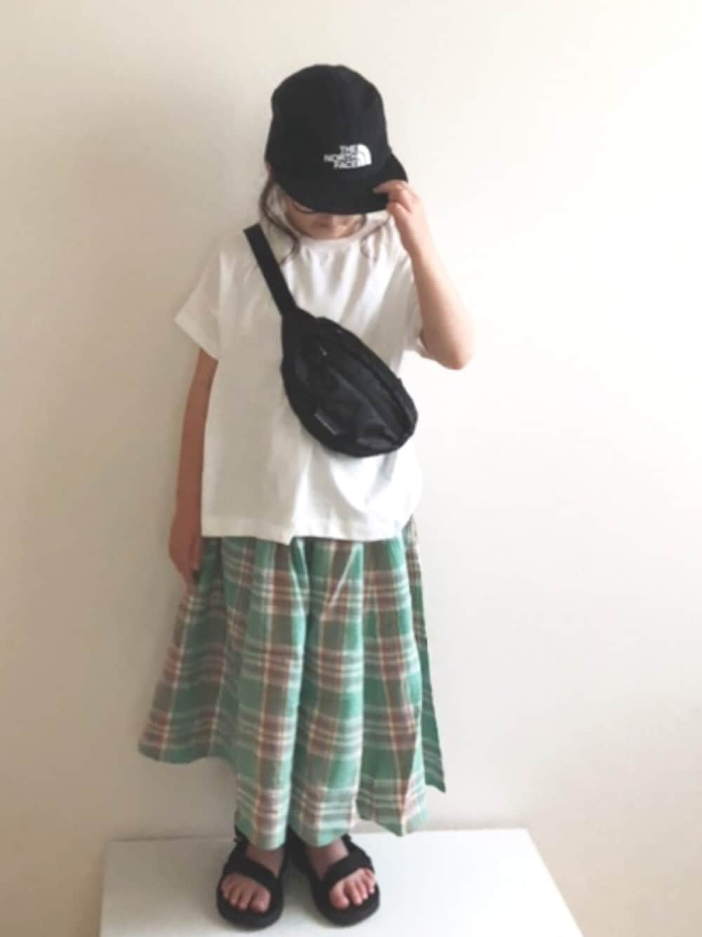 「カジュアルコーデ、白Tシャツ、カジュアル、キャップ、チェック、ロングスカート、スポーツサンダル、サンダル」｜「BAYFLOWの[KIDS]リネンスカート（スカート、グリーン系）」を使った、nami *さん（キッズ・110cm）の夏コーディネートの1枚目の写真