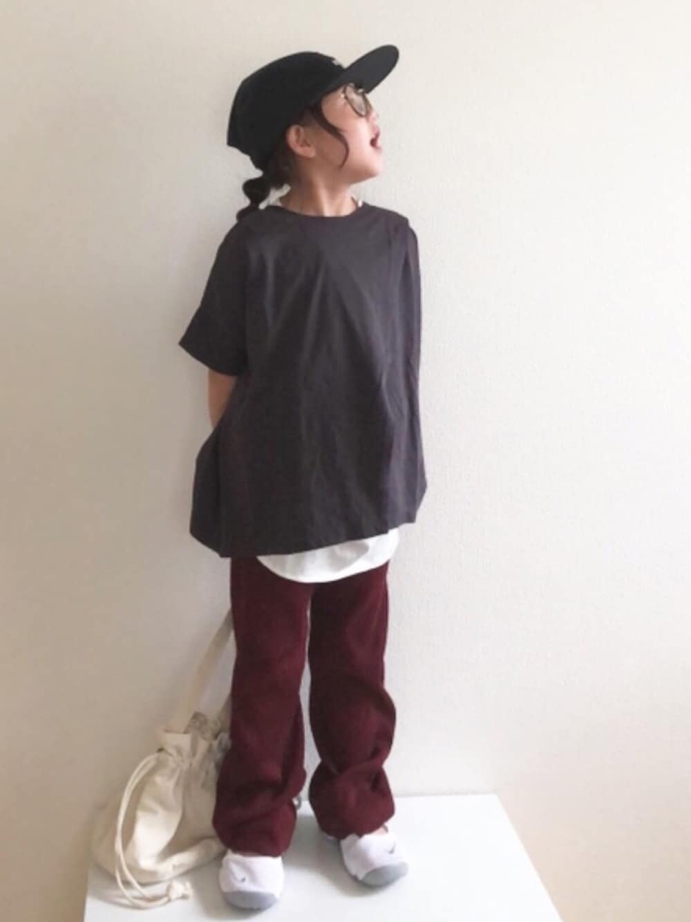 「シンプルコーデ、めがね、エアリフト、リブパンツ、ワインレッド、キャップ、巾着バッグ、夏だ！Tシャツ着よう！、Tシャツ、レイヤードスタイル」｜「LOWRYS FARMのｓｅｌｆｃｕｔリブパンツ　891315（その他パンツ、レッド系）」を使った、nami *さん（キッズ・110cm）の夏コーディネートの1枚目の写真