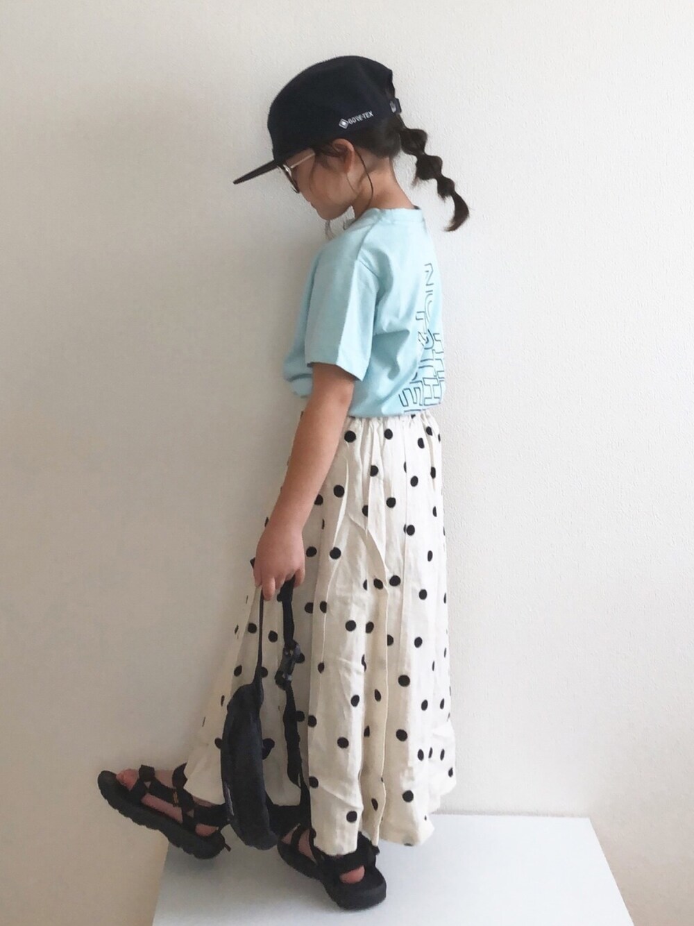 「夏セールで買いました、ロゴT、バックプリント、キャップ、ロングスカート、ドット、サンダル、スポーツサンダル、スポーツミックス、Tシャツ」｜「GLOBAL WORKの【キッズ】リネンフレアスカート/868468（スカート、ホワイト系）」を使った、nami *さん（キッズ・110cm）の夏コーディネートの1枚目の写真