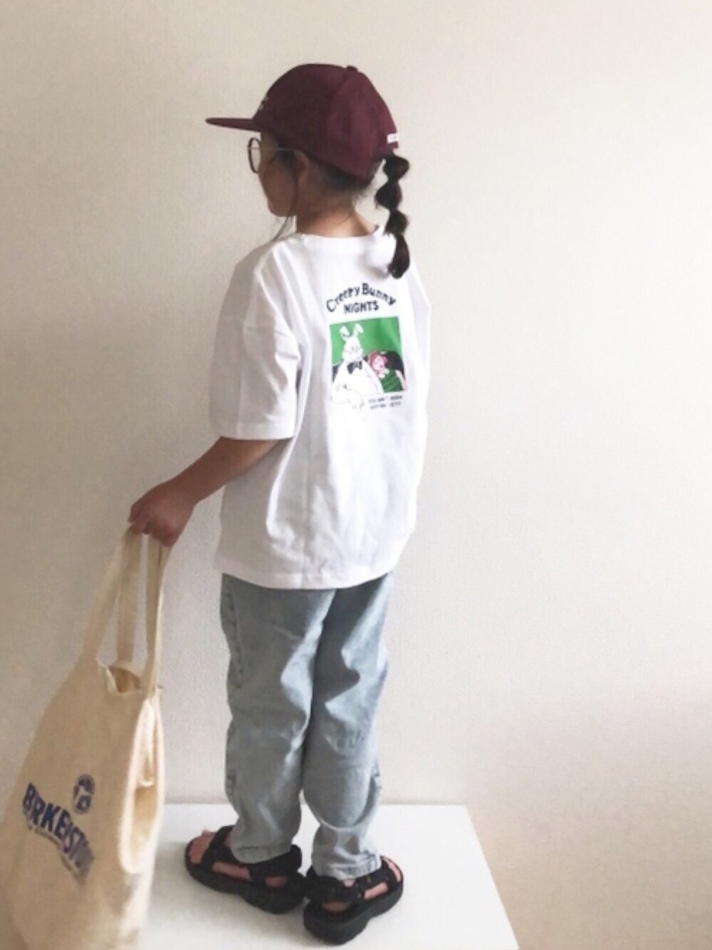 「夏だ！Tシャツ着よう！、シンプルコーデ、Tシャツ、デニムパンツ、サンダル、デニム、スポーツサンダル、トートバッグ、キャップ、GU」｜「FREAK'S STOREの【WEB限定】YUMI TOCHIHARA/トチハラユミ KIDS Creepy Bunny NIGHTS グラフィックアートTEE（Tシャツ/カットソー、ホワイト系）」を使った、nami *さん（キッズ・110cm）の夏コーディネートの1枚目の写真