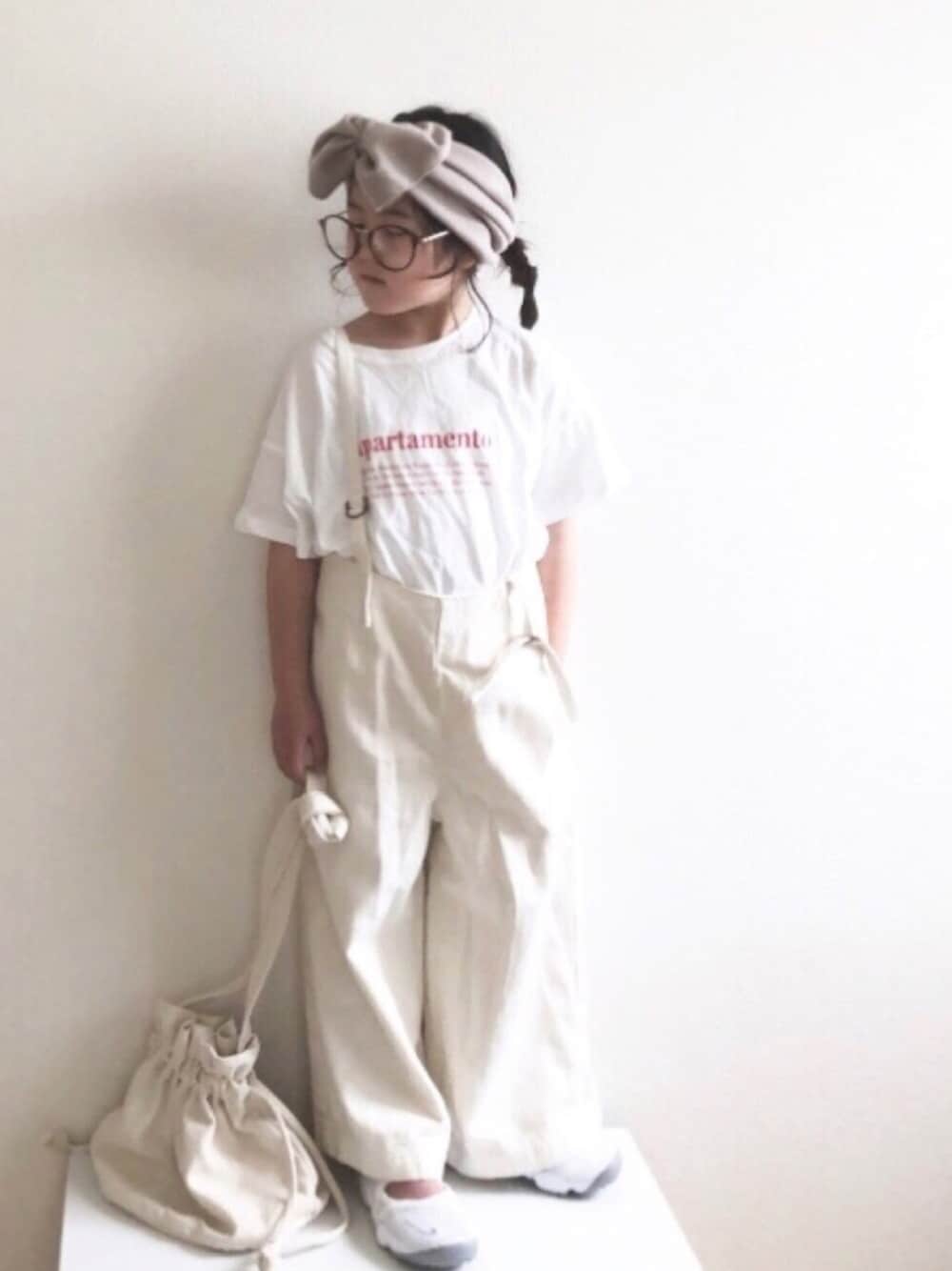 「巾着バッグ、サロペット、ヘアバンド、ワントーンコーデ、ホワイトコーデ、韓国子供服、ロゴT、めがね、白パンツ、白スニーカー」｜「kutirの巾着ショルダーバッグ（ショルダーバッグ、ホワイト系）」を使った、nami *さん（キッズ・110cm）の春コーディネートの1枚目の写真