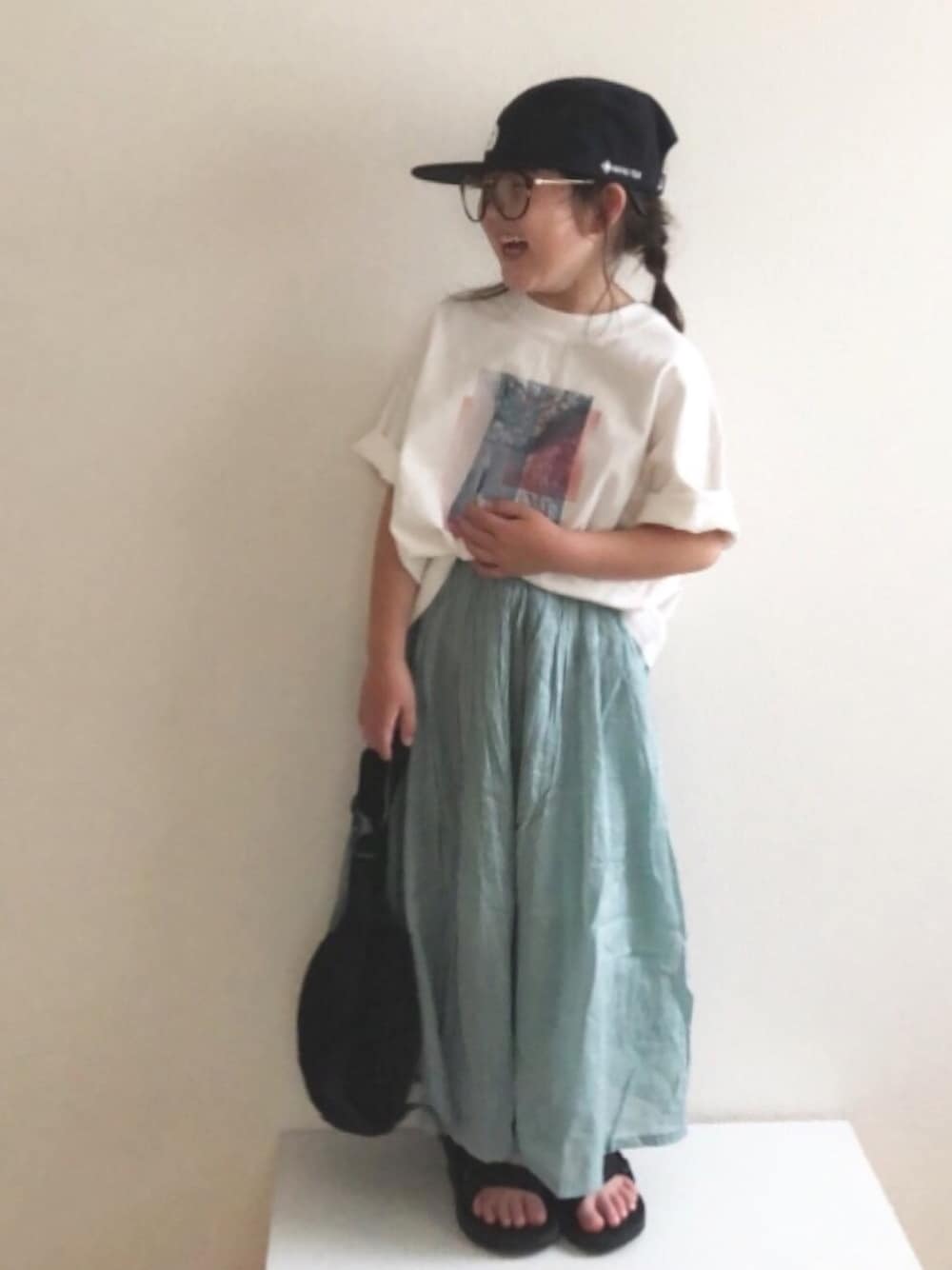 「キャップ、スポーツサンダル、サンダル、フォトT、Tシャツ、くすみカラー、カジュアル、カジュアルコーデ、チャオパニックティピー(CIAOPANIC TYPY)、オーバーサイズ」｜「CIAOPANIC TYPYの【ママとおそろい】indiaボイルスカーチョ（その他パンツ、グリーン系）」を使った、nami *さん（キッズ・110cm）の夏コーディネートの1枚目の写真